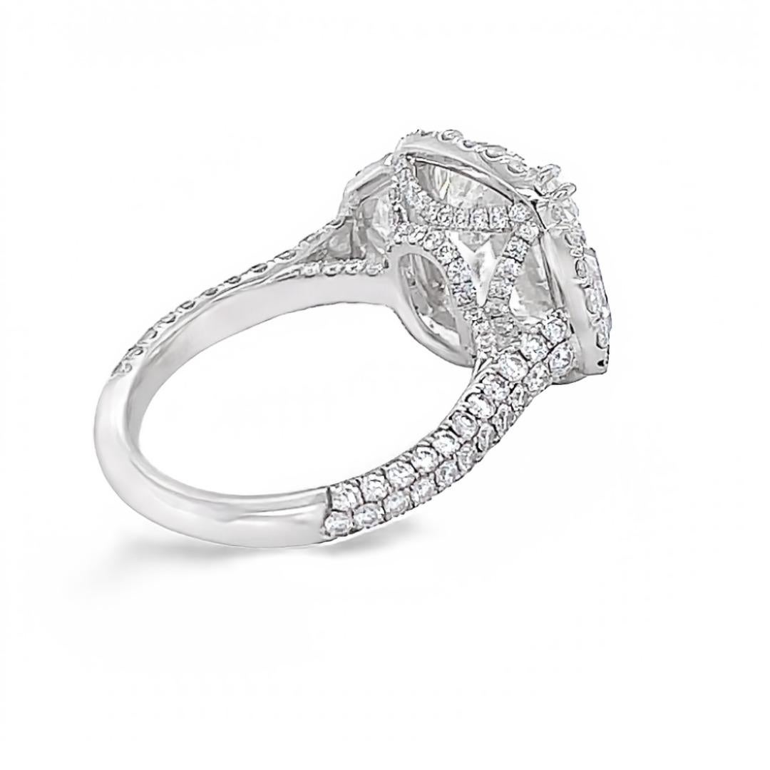 Anello di fidanzamento a 3 pietre con diamante antico taglio cuscino allungato da 6,06 carati. 
La pietra centrale è certificata GIA, un diamante vecchio taglio brillante a cuscino di 6,06 carati G/VS2. La pietra misura 11,68 x 10,48 x 6,91 mm. I