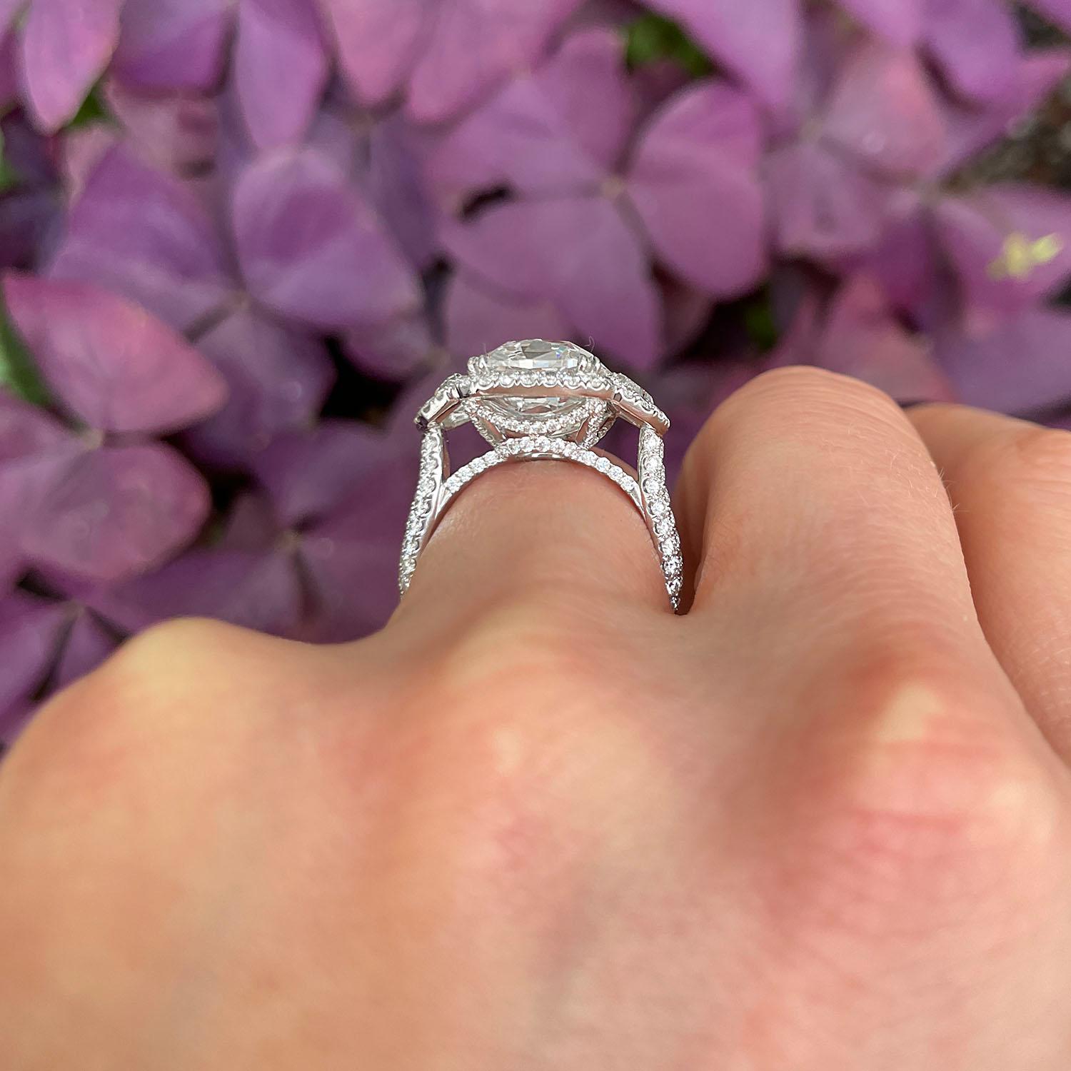 Donna GIA Anello di fidanzamento con diamante antico taglio cuscino da 6,06 carati in vendita