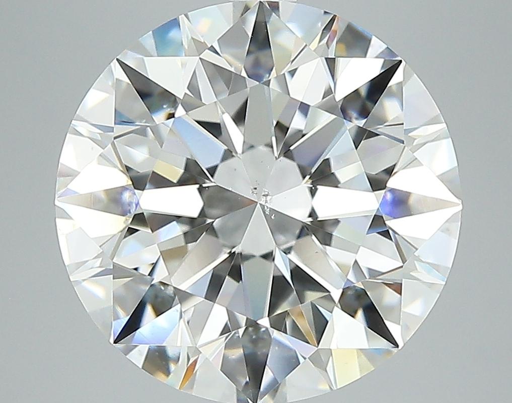 Cette magnifique bague est ornée d'une pierre centrale ronde d'un poids impressionnant de 6,07 et d'une pureté irréprochable de G et SI1. Cette pièce exquise est fabriquée de manière experte en or blanc, offrant un éclat chaud et radieux qui