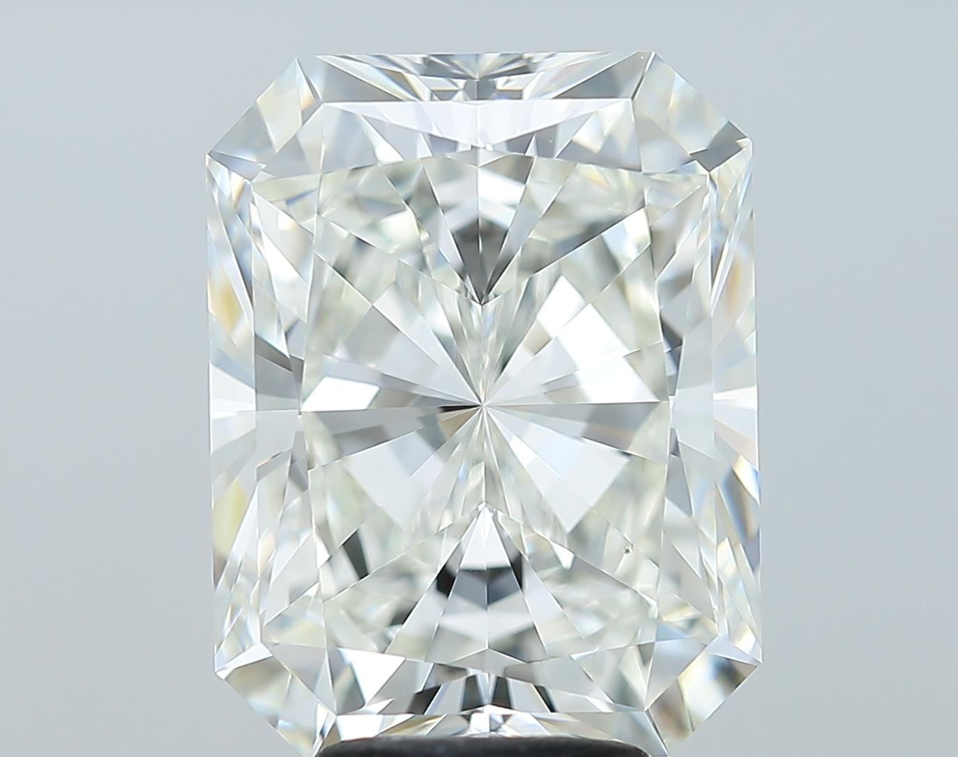 Questo sofisticato anello con diamante è caratterizzato da un fulgido diamante centrale, che pesa 6,02 e vanta una ricca E e SI1. Realizzato a mano con precisione, l'anello presenta una fascia in oro bianco splendidamente lucidata, che ne esalta il