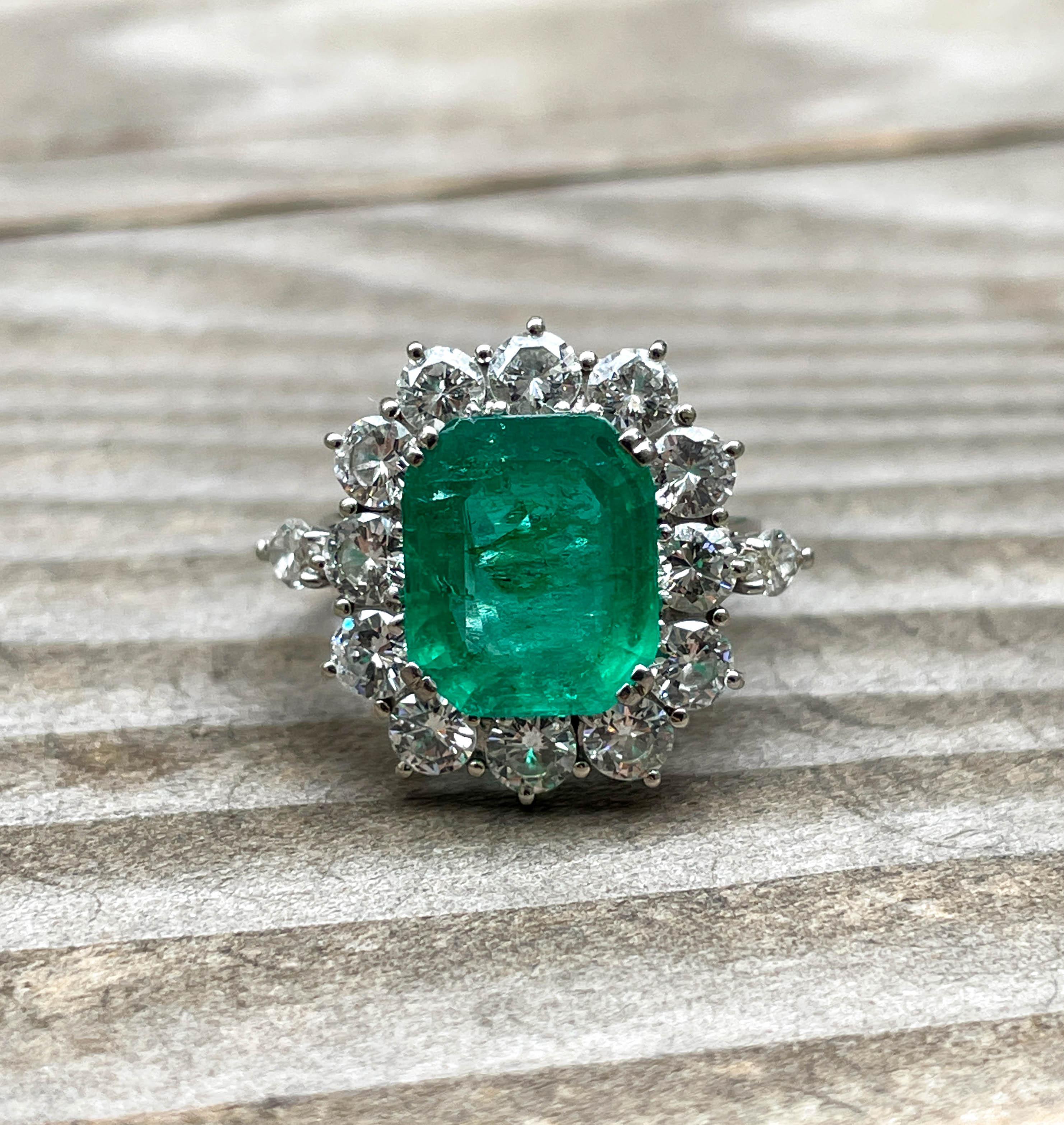 GIA 6.0ct Vintage Colombian Green Emerald Diamond Engagement Wedding 18k White  In Good Condition For Sale In New York, NY