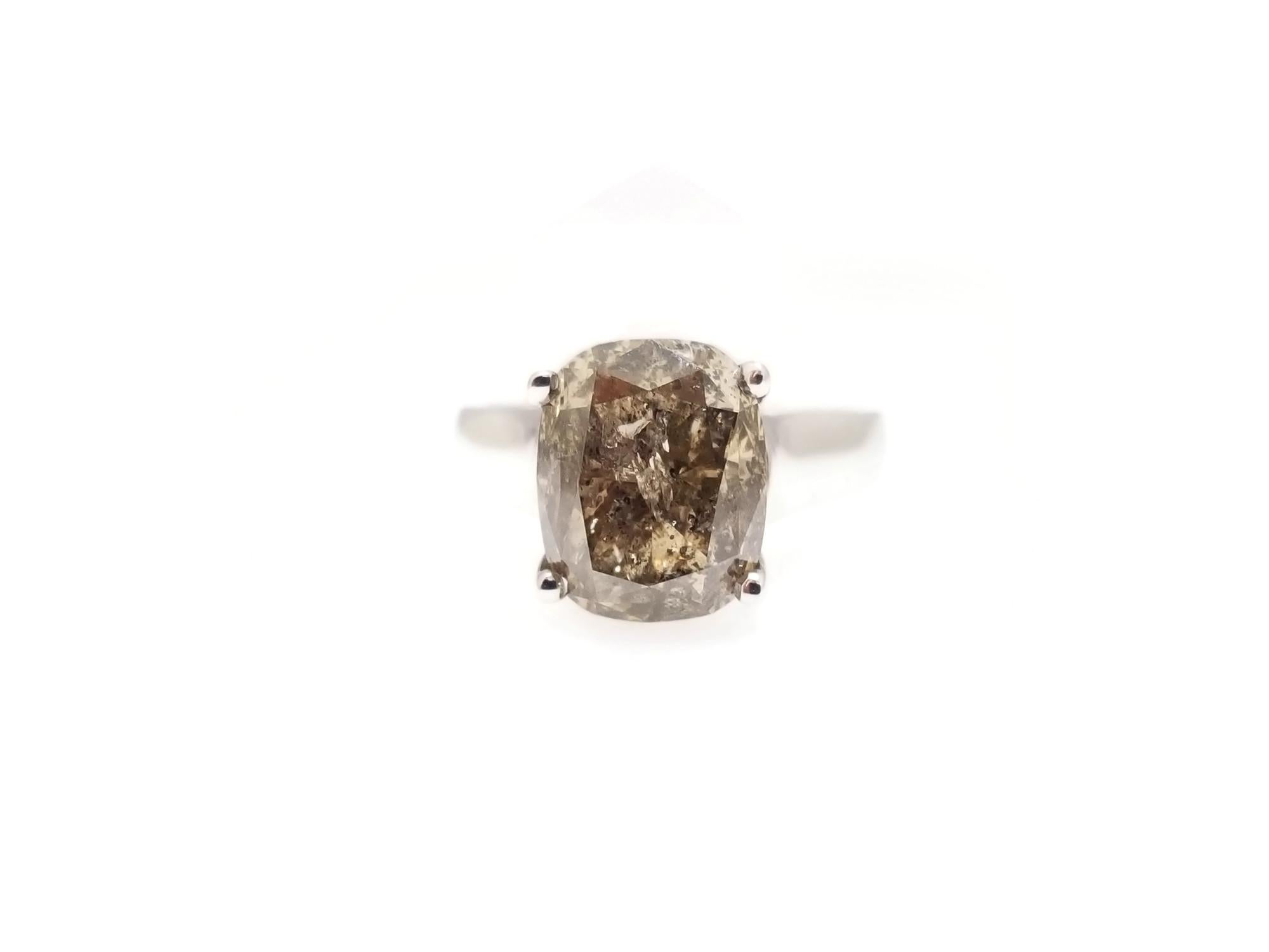 Diamant taille coussin de couleur naturelle brun jaune foncé GIA pesant 6,13 carats. solitaire à 4 griffes sur or blanc 14K.
Taille de l'anneau : 6.5