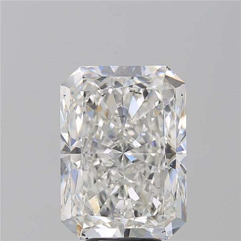 Dal design elegante, questo splendido anello con diamante affascina per le sue caratteristiche notevoli. Il cuore di questo gioiello è costituito da un diamante radiante F SI1 6,14, saldamente incastonato in una montatura a griffe in rilievo che ne