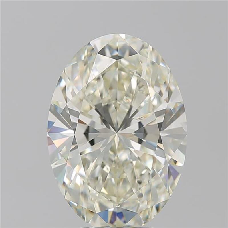 Un magnifico anello di diamanti con una splendida pietra centrale ovale, del peso di ben 6,1 e con un'impeccabile L e SI1. Questo squisito pezzo è sapientemente realizzato in oro bianco, per offrire una luce calda e radiosa che esalta la