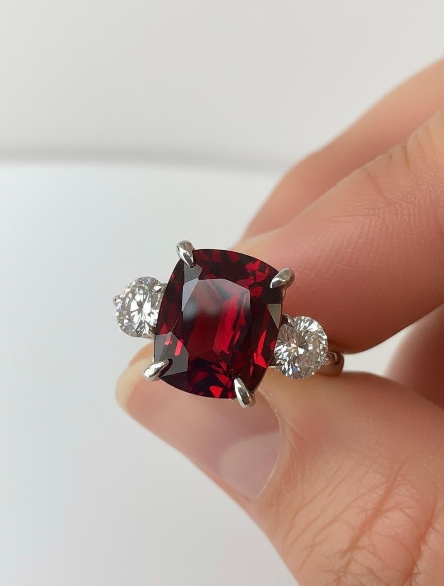 Platin-Verlobungsring, GIA 6,26 Karat natürlicher unbehandelter burmesischer roter Spinell Diamant (Antiker Kissenschliff) im Angebot