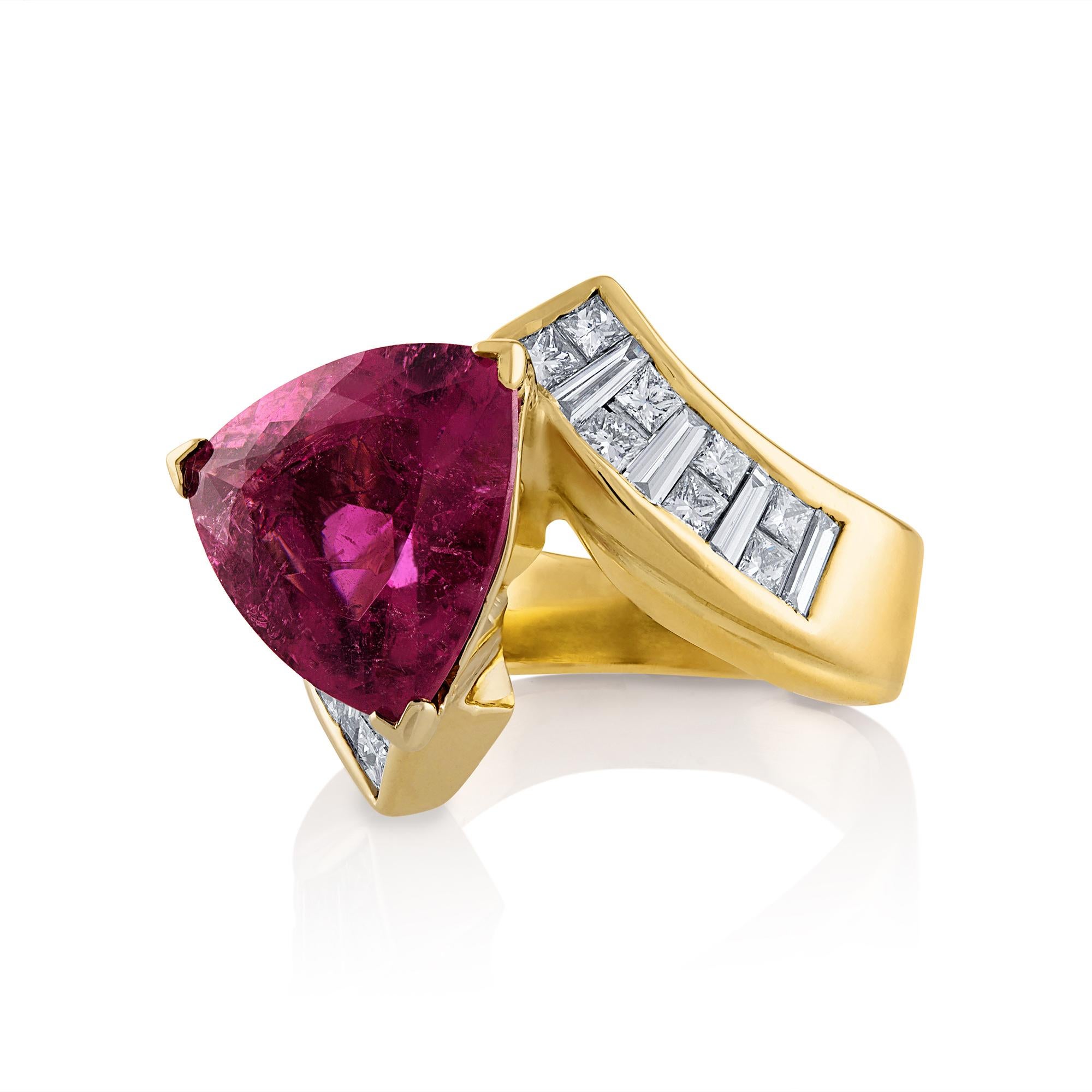 Faites une déclaration étincelante avec cette unique et impressionnante bague en or 18k du milieu du 20e siècle, ornée de tourmalines RUBELLITE et de diamants. 
La rubellite est une tourmaline triangulaire NATURELLE et succulente de 5,39 cts de