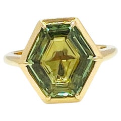GIA Anello con castone di zaffiro verde esagonale da 6,70 carati in oro giallo 18 carati