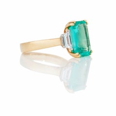 Émeraude colombienne de taille émeraude de 6,72 carats certifiée GIA avec diamants trapézoïdaux en or 18 carats