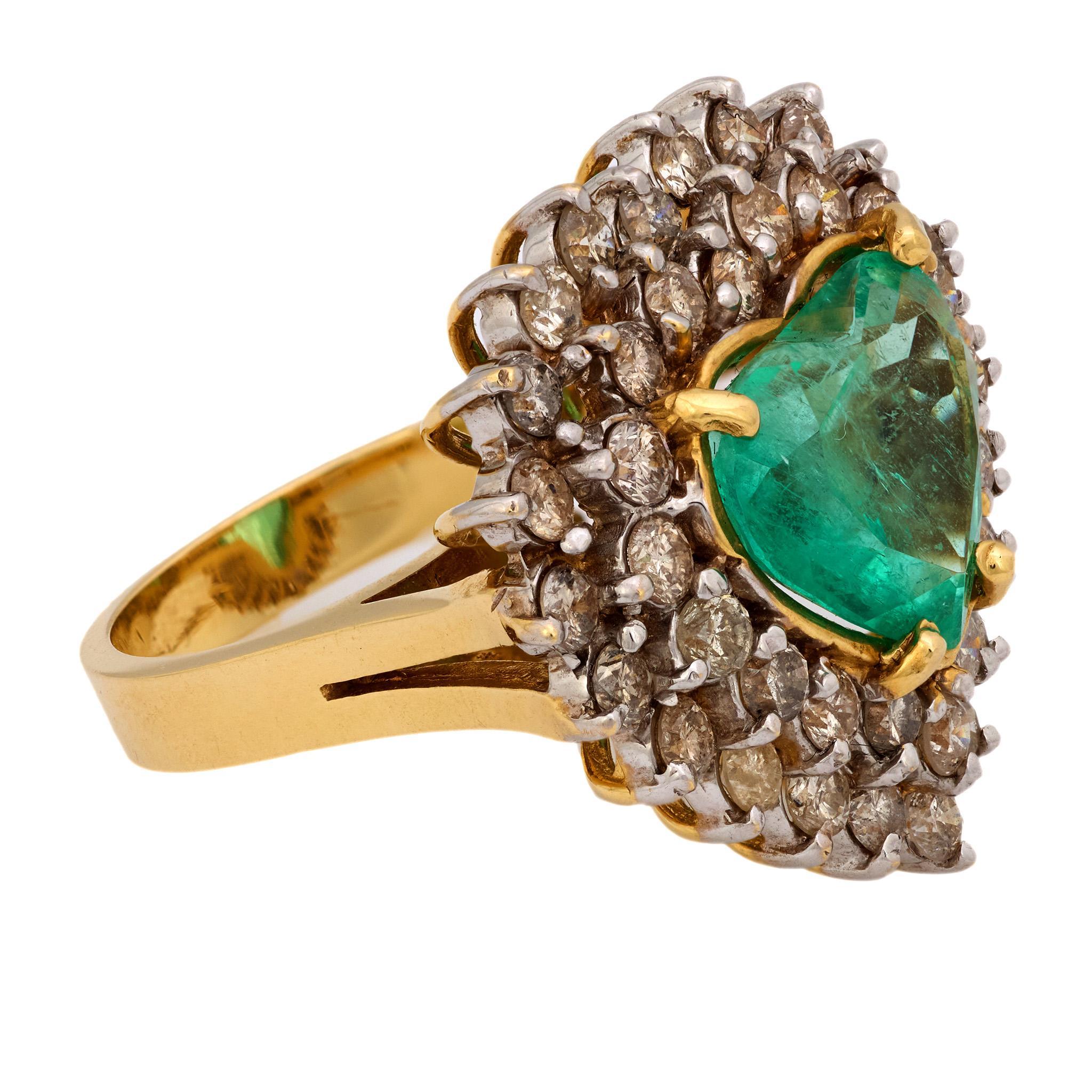 Moderne GIA Bague en or jaune 14k avec émeraude colombienne en forme de cœur de 6,80 carats en vente