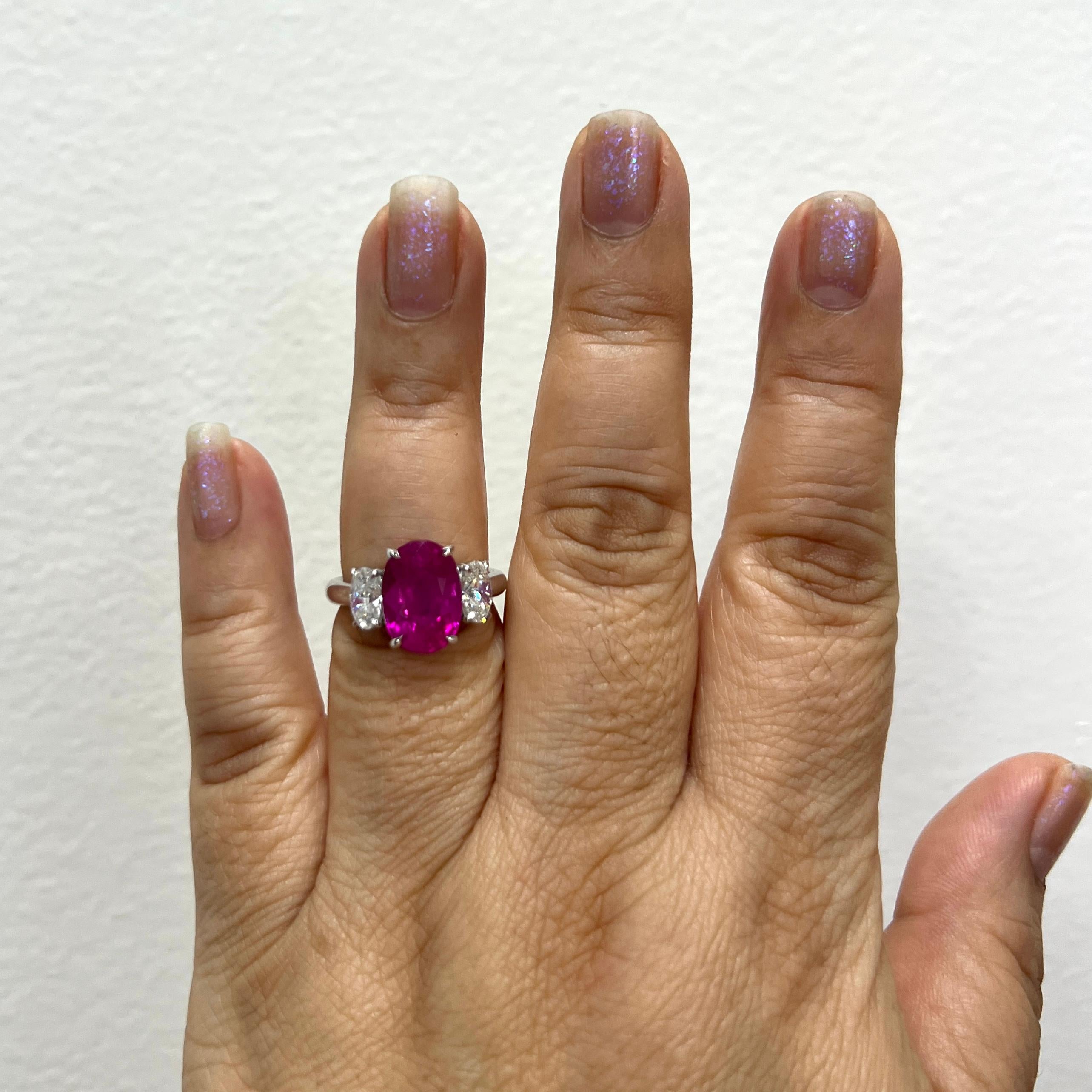 Splendido rosa brillante da 7,10 ct. Zaffiro di Birmania ovale con 1,41 carati. Ovali di diamanti bianchi EF SI.  Realizzato a mano in platino.  Anello misura 6,5.  I diamanti sono accompagnati da certificati GIA.