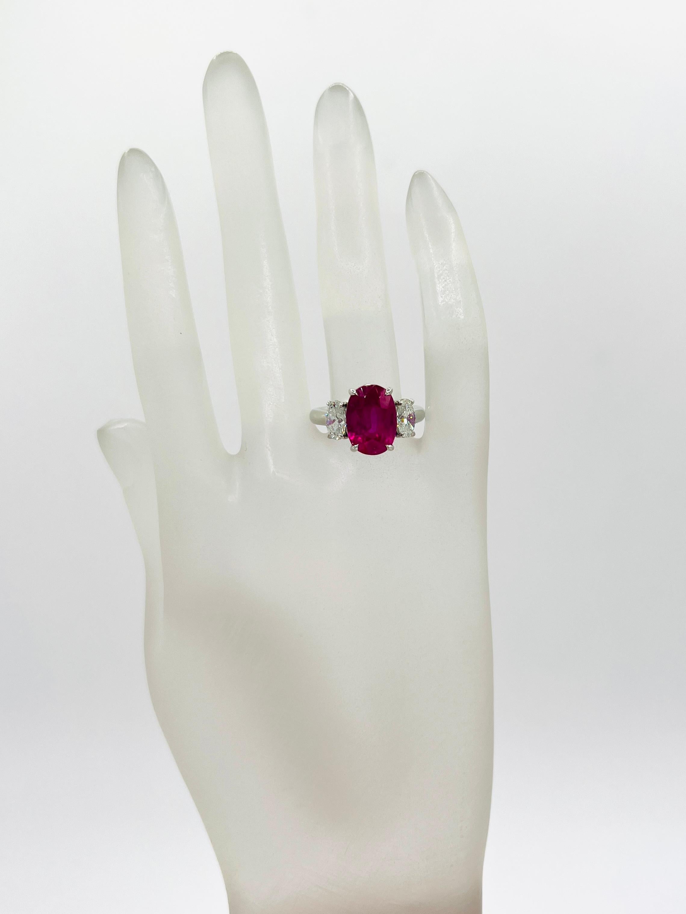 Taglio ovale GIA Anello con zaffiro ovale rosa di Burma da 7 carati e diamante ovale bianco in platino in vendita