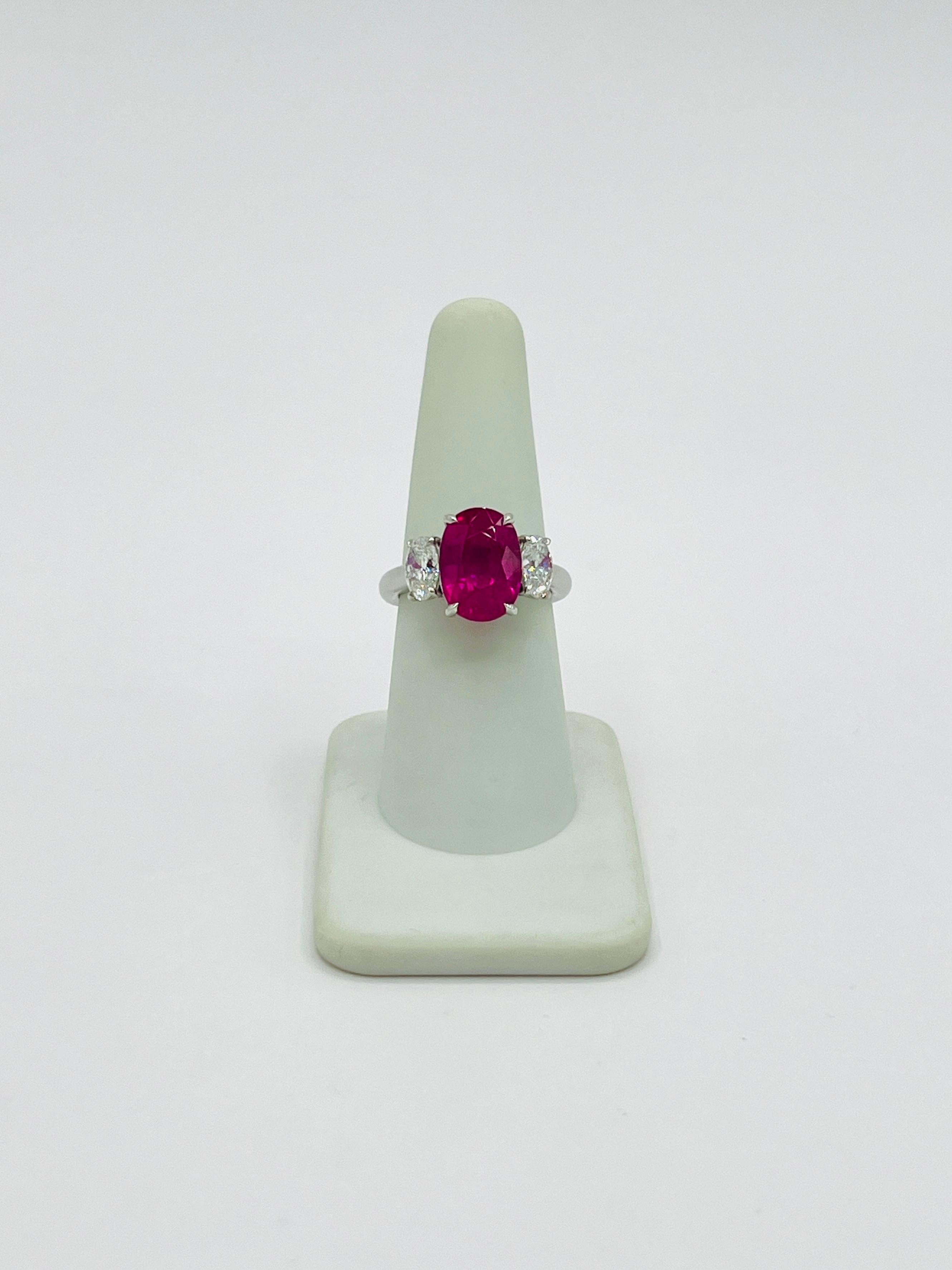 GIA Anello con zaffiro ovale rosa di Burma da 7 carati e diamante ovale bianco in platino In condizioni Nuovo in vendita a Los Angeles, CA