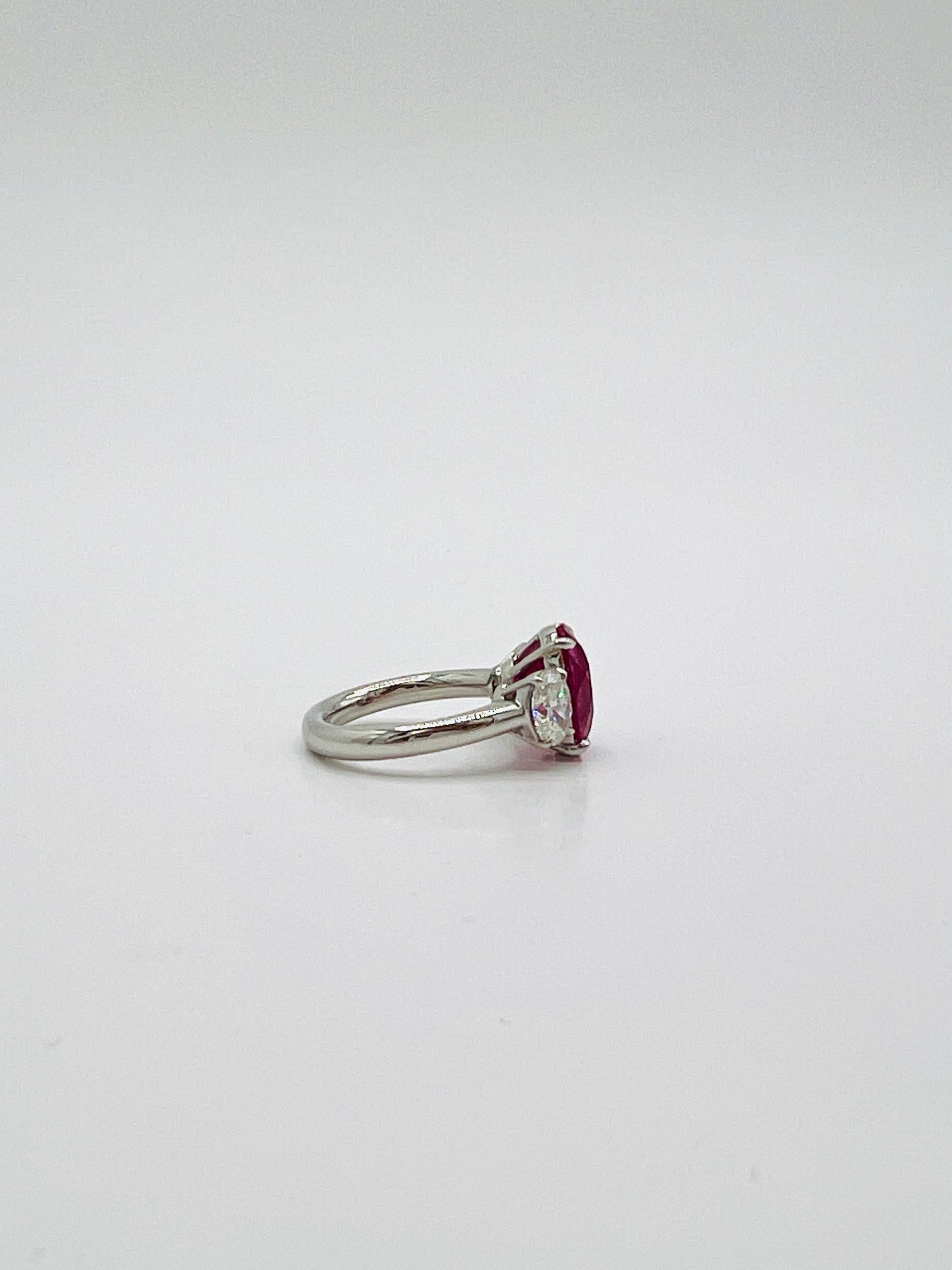 da uomo o donna GIA Anello con zaffiro ovale rosa di Burma da 7 carati e diamante ovale bianco in platino in vendita
