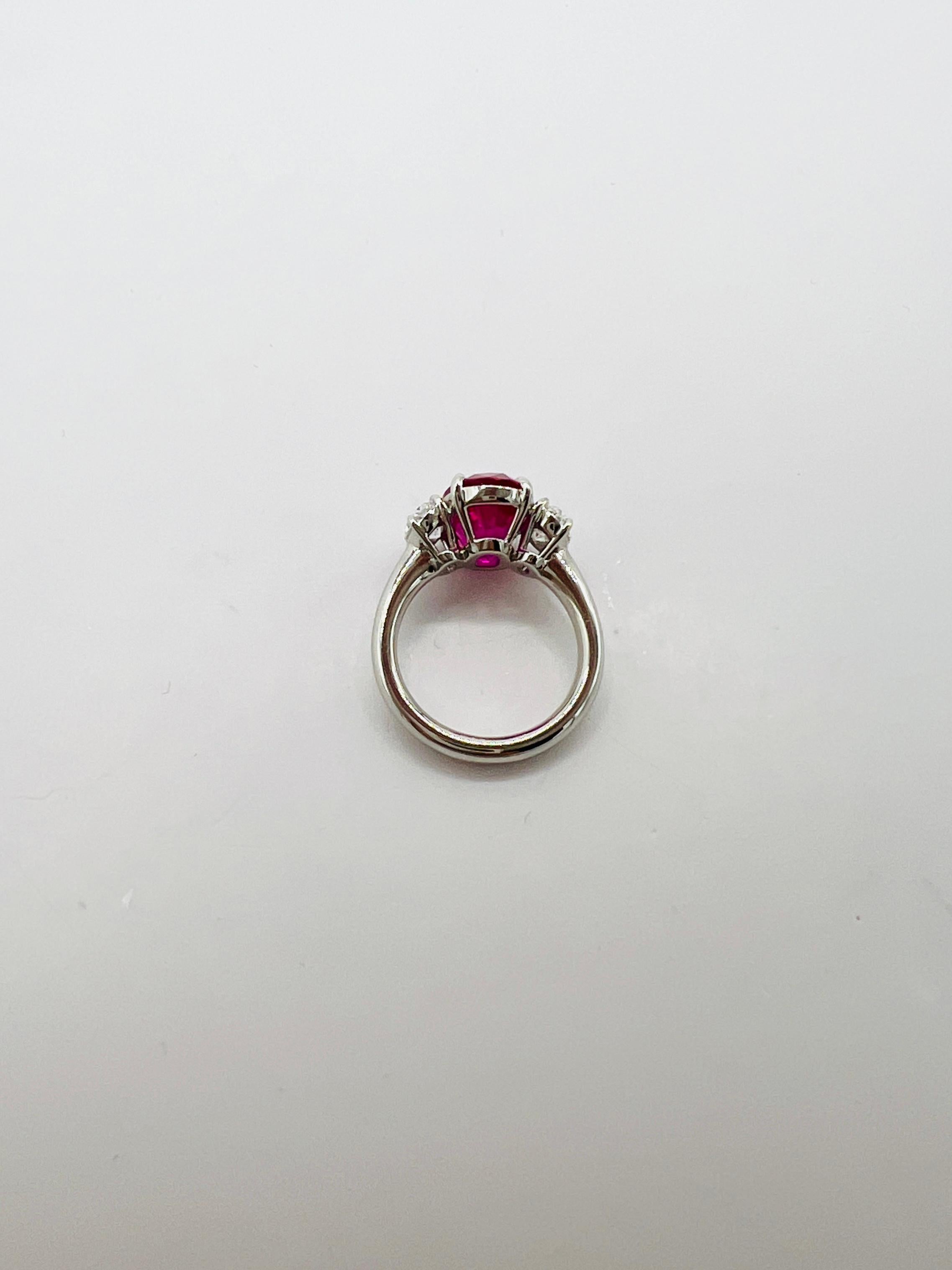 GIA Anello con zaffiro ovale rosa di Burma da 7 carati e diamante ovale bianco in platino in vendita 1