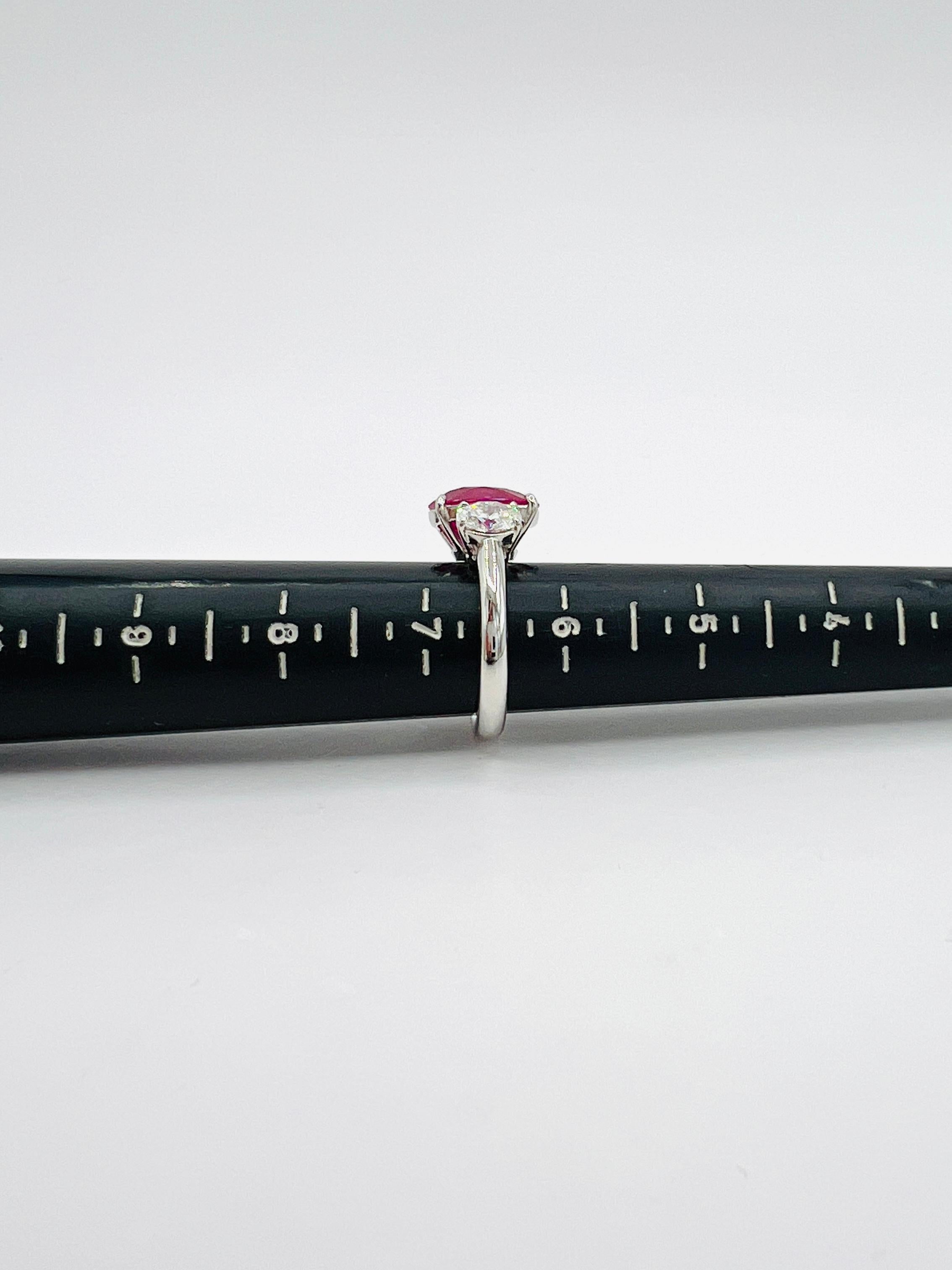 GIA Anello con zaffiro ovale rosa di Burma da 7 carati e diamante ovale bianco in platino in vendita 3