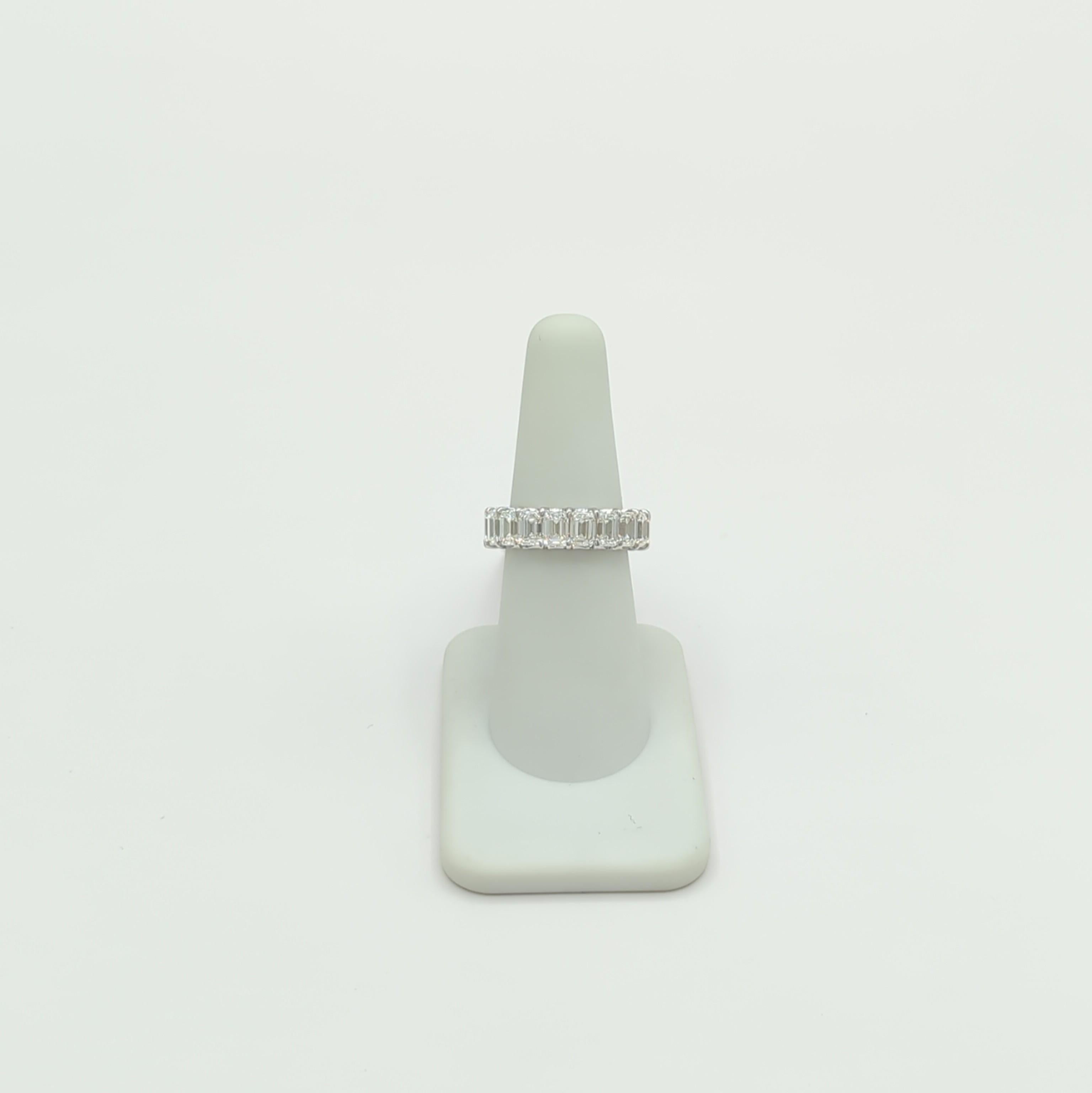 GIA Bague d'éternité en or blanc 18 carats avec diamant taille émeraude de 7 carats Neuf - En vente à Los Angeles, CA