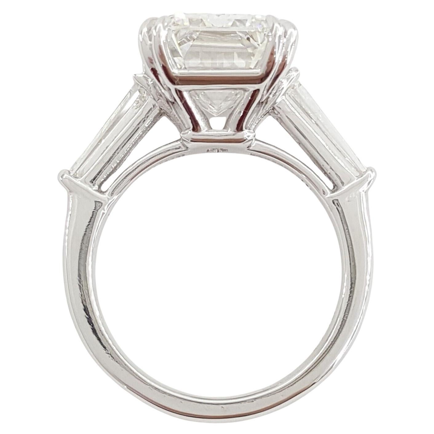 Moderne  Bague de fiançailles à trois pierres en platine avec diamant taille émeraude de 7 carats certifié GIA en vente