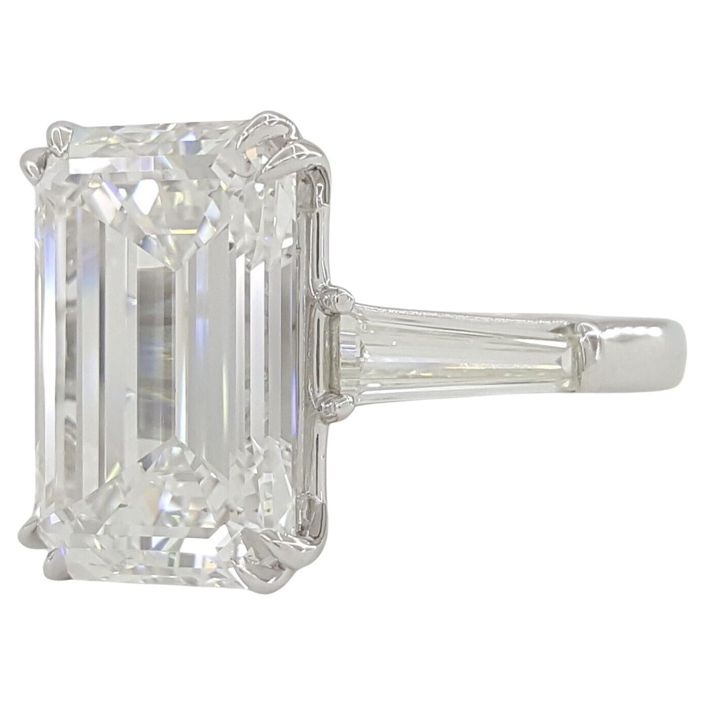 Taille émeraude  Bague de fiançailles à trois pierres en platine avec diamant taille émeraude de 7 carats certifié GIA en vente