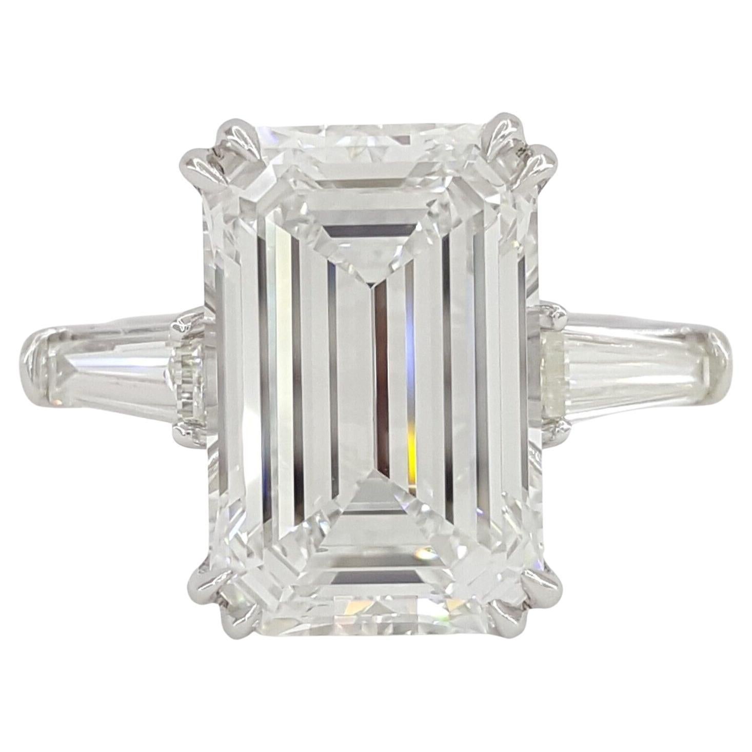  Bague de fiançailles à trois pierres en platine avec diamant taille émeraude de 7 carats certifié GIA en vente