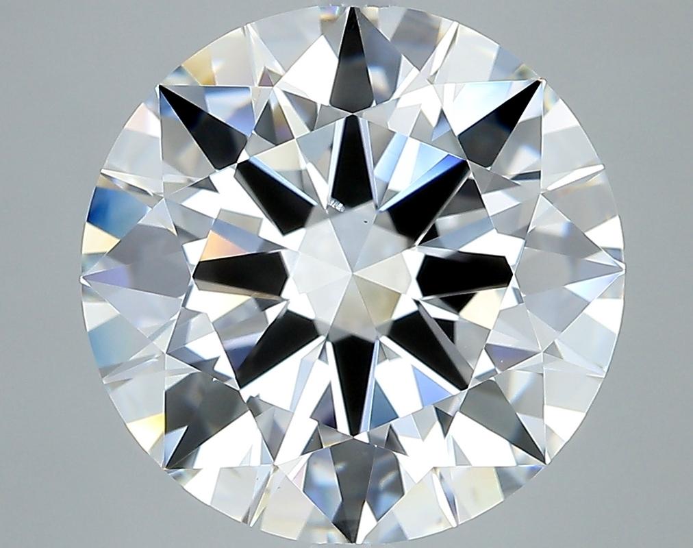Un magnifico anello di diamanti con una splendida pietra centrale rotonda, del peso di ben 7,02 e con un'impeccabile F e SI1. Questo squisito pezzo è sapientemente realizzato in oro bianco, per offrire una luce calda e radiosa che esalta la