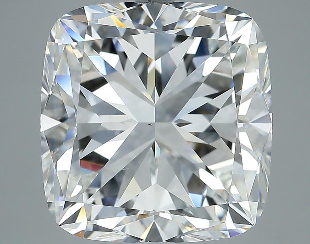 Élégamment conçue, cette étonnante bague en diamant séduit par ses caractéristiques remarquables. Au cœur de cette pièce se trouve un époustouflant diamant coussin H VS2 de 7,03, solidement maintenu dans un serti surélevé qui rehausse sa brillance