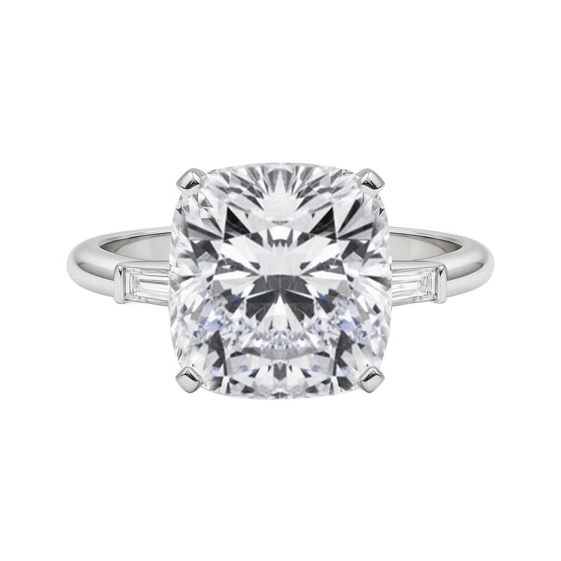 GIA Bague en or blanc à diamants de 7,03ct à trois pierres coussinées et à baguettes effilées 18K en vente