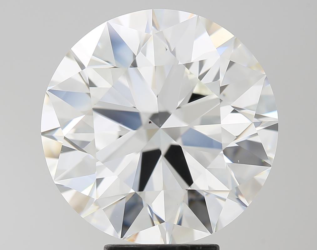 Élégamment conçue, cette étonnante bague en diamant séduit par ses caractéristiques remarquables. Au cœur de cette pièce se trouve un époustouflant diamant rond G VS2 de 7,07, solidement maintenu dans un serti surélevé qui rehausse sa brillance et