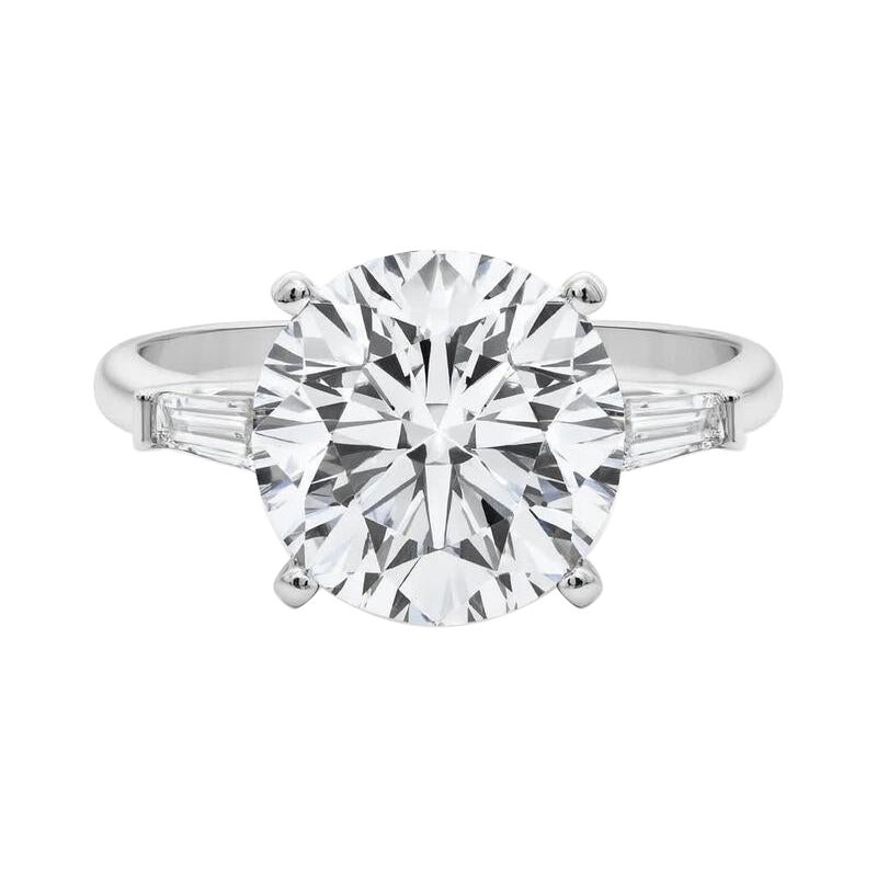 GIA Bague en or blanc à diamants de 7,07ct à trois pierres rondes et à baguettes effilées 18K