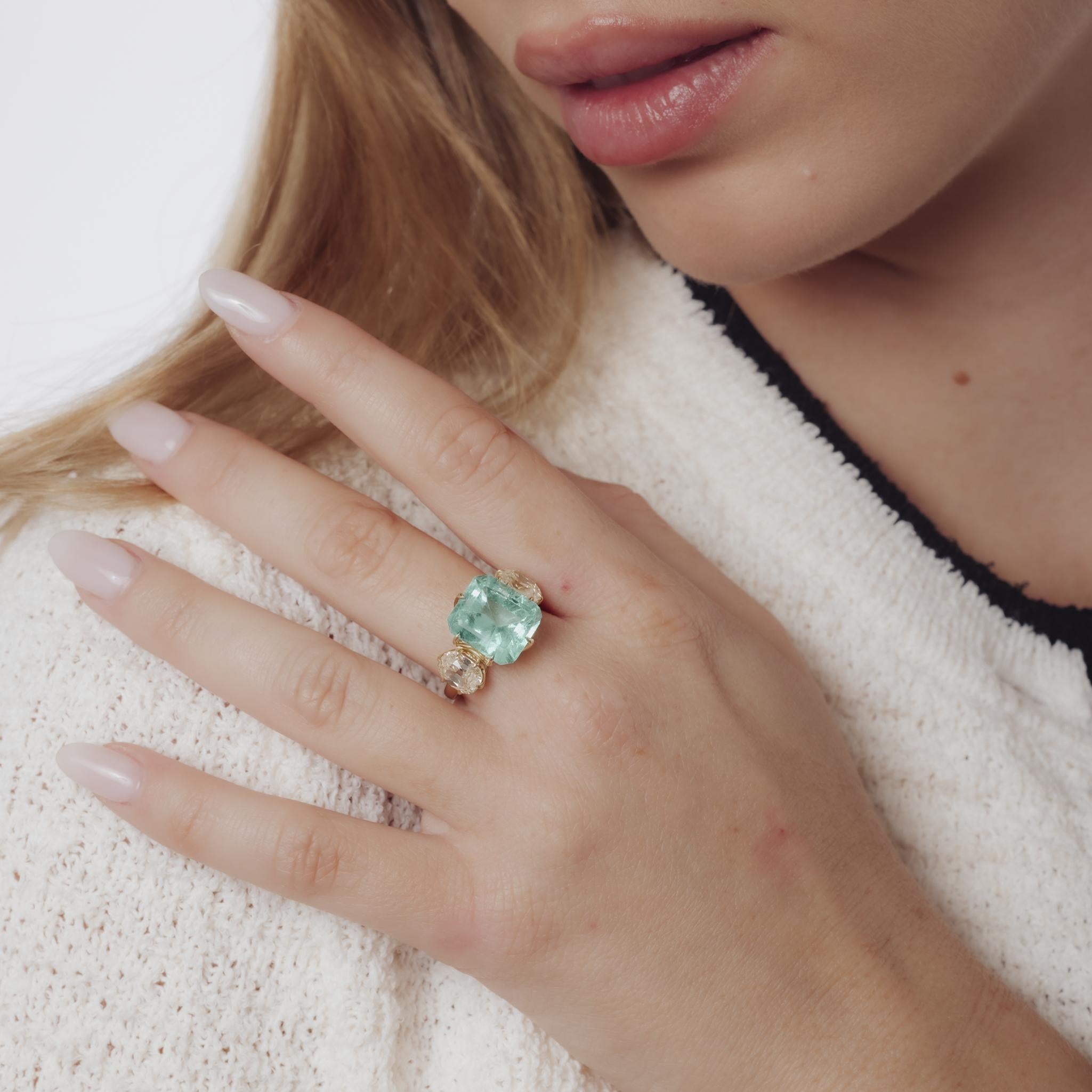 Taille émeraude GIA Bague de cocktail en or jaune 18k avec émeraude colombienne de 7,14 carats et diamant en vente