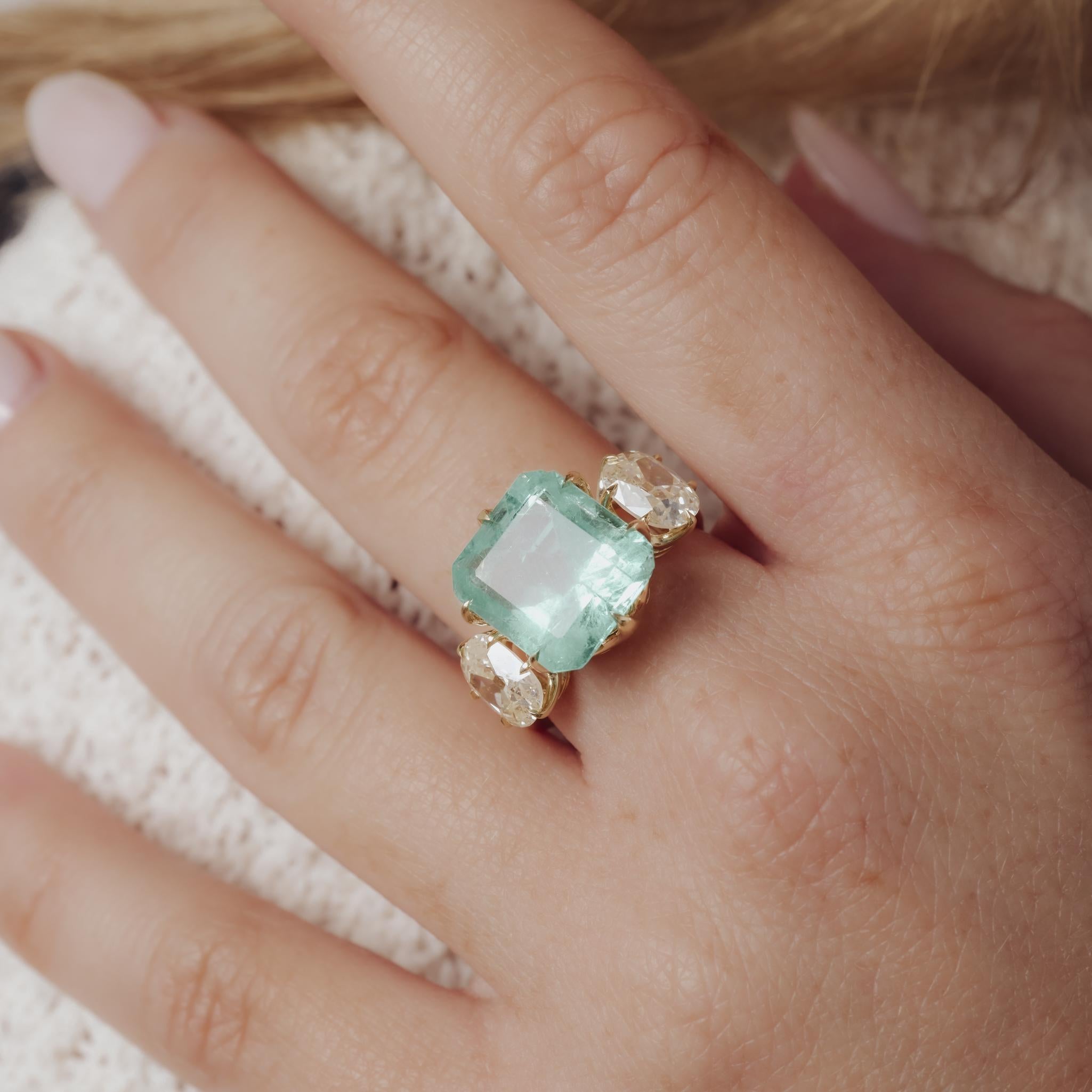 GIA Bague de cocktail en or jaune 18k avec émeraude colombienne de 7,14 carats et diamant Pour femmes en vente