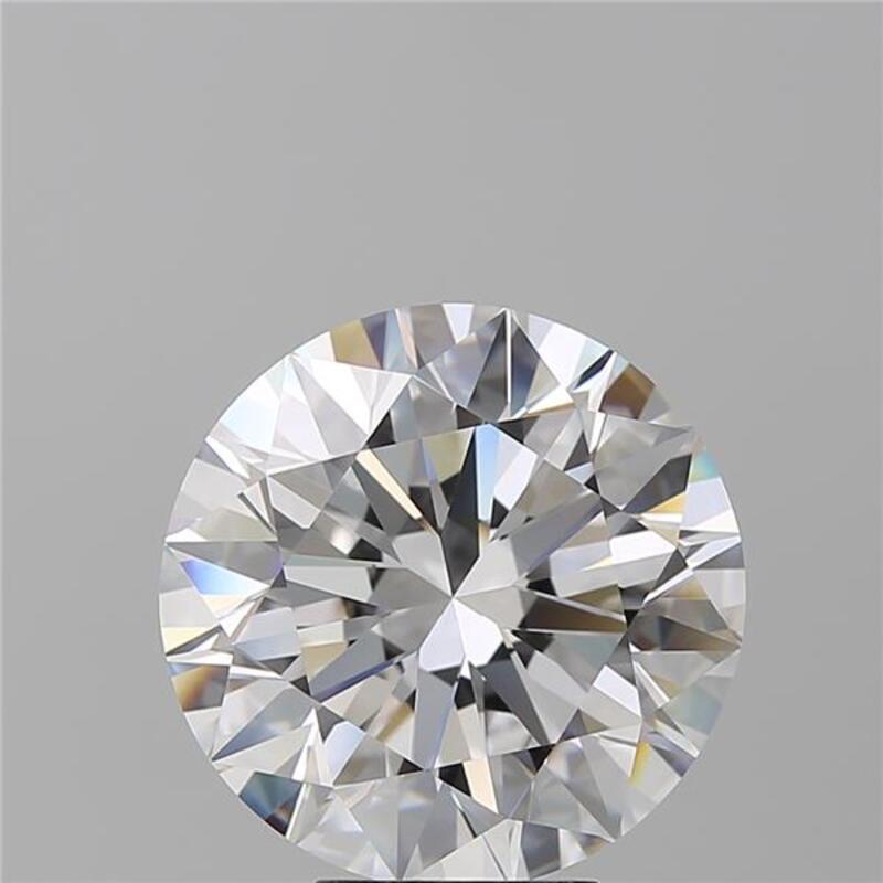 Dal design elegante, questo splendido anello con diamante affascina per le sue caratteristiche notevoli. Al centro di questo gioiello si trova un diamante rotondo mozzafiato D. A. 7.1, saldamente incastonato in una montatura a griffe in rilievo che
