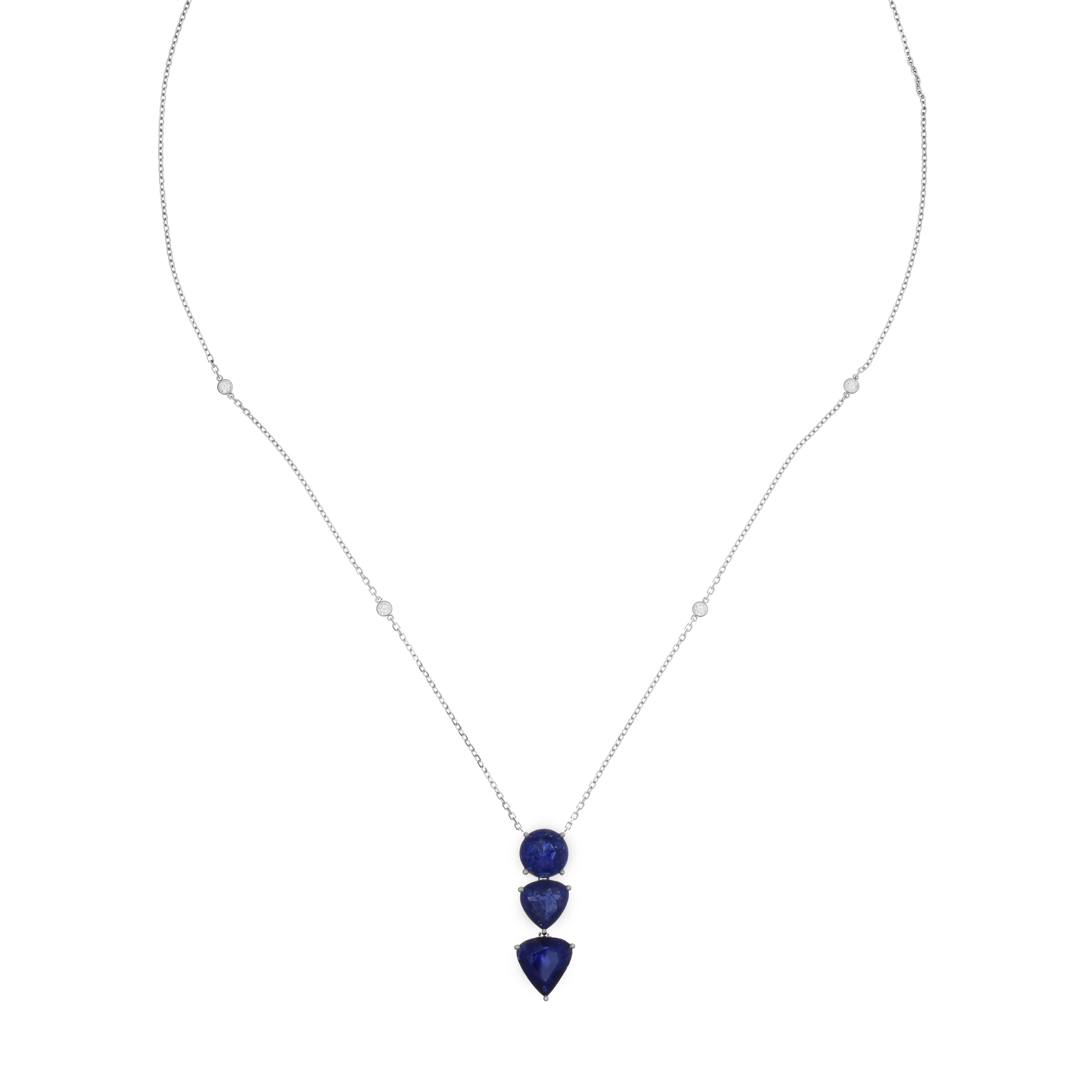 Questa bellissima collana presenta tre gemme di zaffiro, un taglio rotondo seguito da due tagli a brillante, tutti incastonati in oro bianco. Le gemme sono sospese da una catena in oro bianco impreziosita da quattro diamanti bianchi. Una delizia per