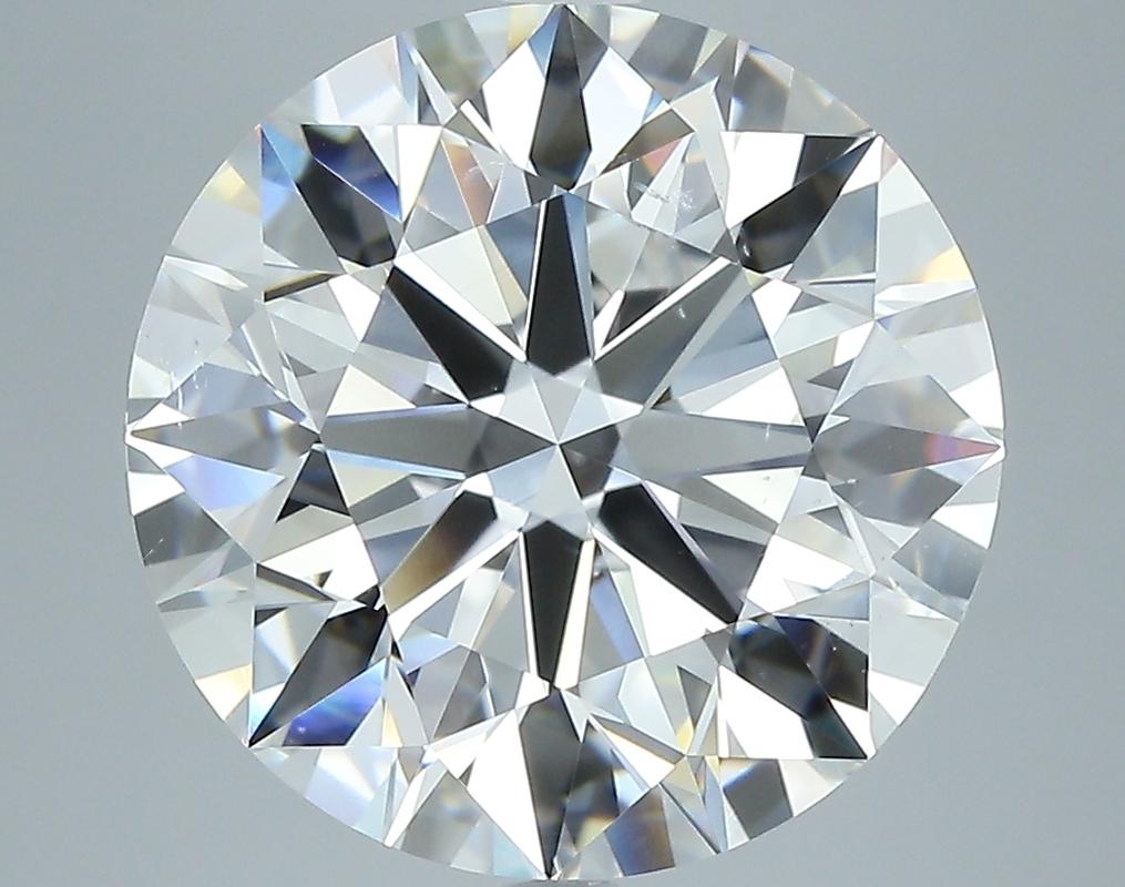 Questo sofisticato anello con diamante è caratterizzato da un sorprendente centro di un diamante rotondo, del peso di 7,52 e con una ricca classificazione E e SI1. Realizzato a mano con precisione, l'anello presenta una fascia in oro bianco