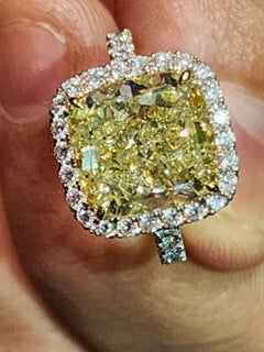 GIA 7,56 Karat Fancy Gelber Diamantring aus Weißgold mit Kissenschliff