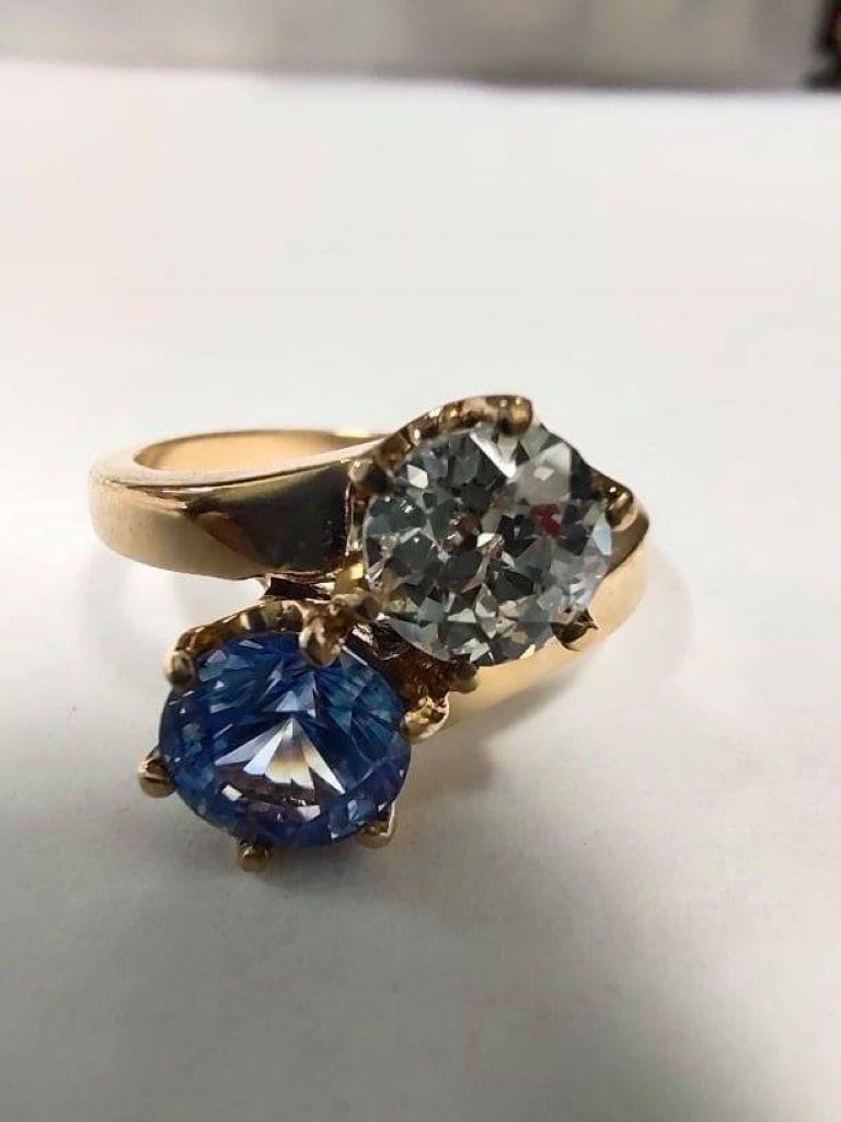GIA .76ct Old Euro Diamond Bypass Ring .85ct Natural Sapphire Solid Gold Ring In Excellent Condition For Sale In St. Petersburg, FL