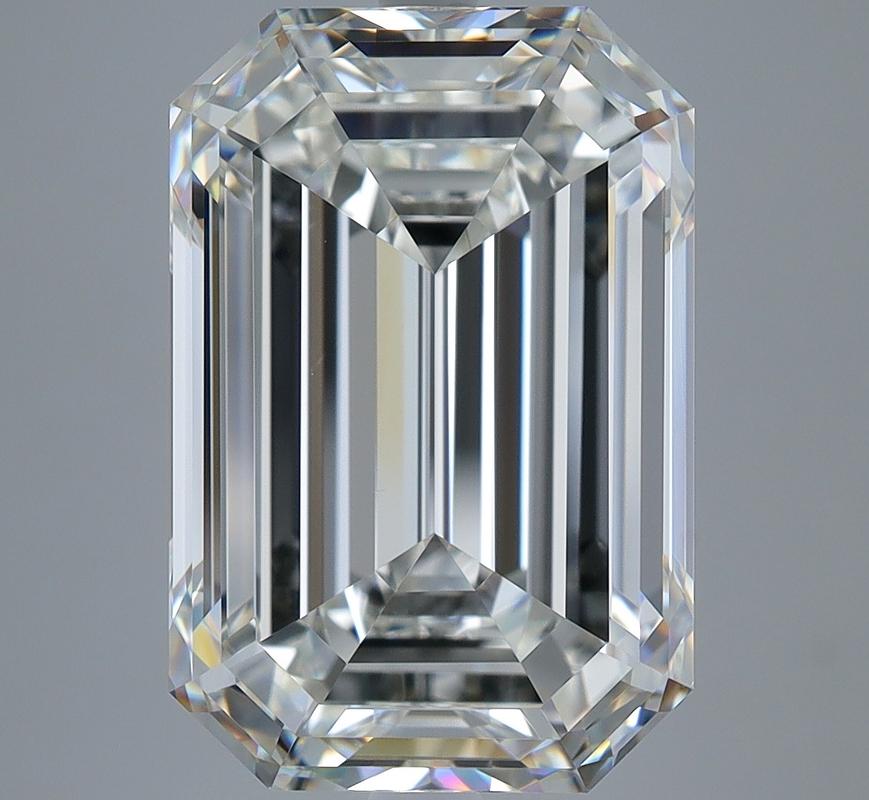 Ein prächtiger Diamantring mit einem atemberaubenden Smaragd in der Mitte, der ein beeindruckendes Gewicht von 8,05 hat und ein lupenreines H und VS1 aufweist. Dieses exquisite Stück wurde fachmännisch aus Weißgold gefertigt und bietet einen warmen