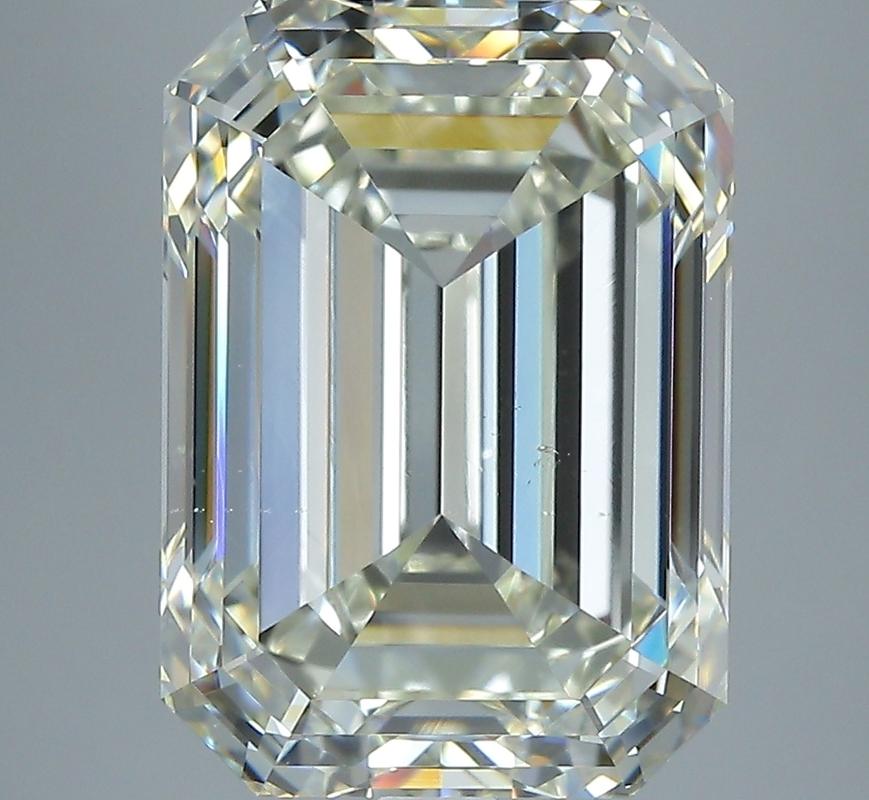 Ein prächtiger Diamantring mit einem atemberaubenden Smaragd in der Mitte, der ein beeindruckendes Gewicht von 8,05 hat und ein lupenreines L und SI1 aufweist. Dieses exquisite Stück wurde fachmännisch aus Weißgold gefertigt und bietet einen warmen
