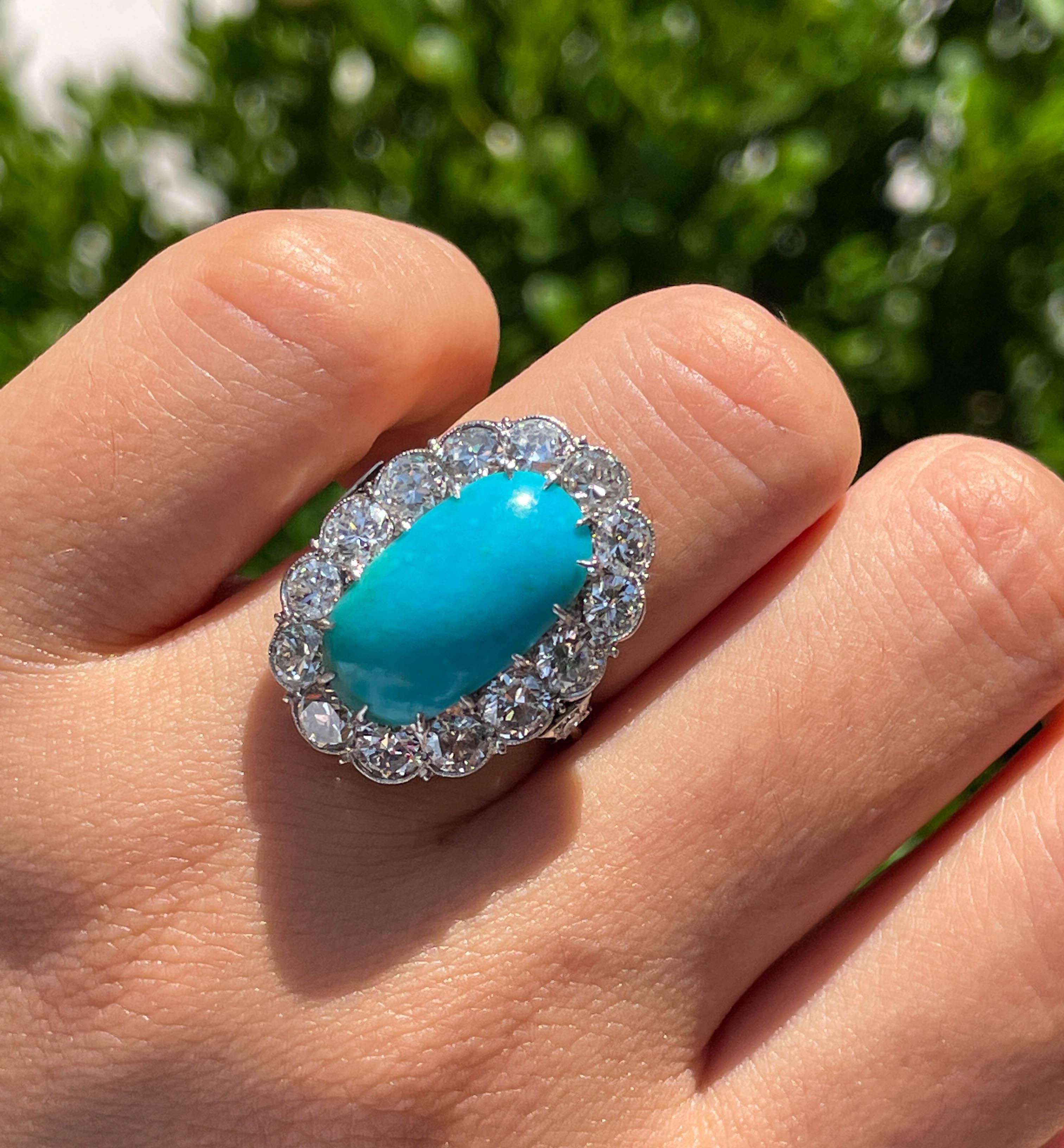 Art of Vintage Nature Untreated GIA 8.0ctw Turquoise Diamond Vintage Cluster Platinum Ring. 
Magnifique bague en turquoise et diamants, fabriquée à la main en platine, contenant une turquoise ovale naturelle en forme de cabochon, d'un poids estimé à