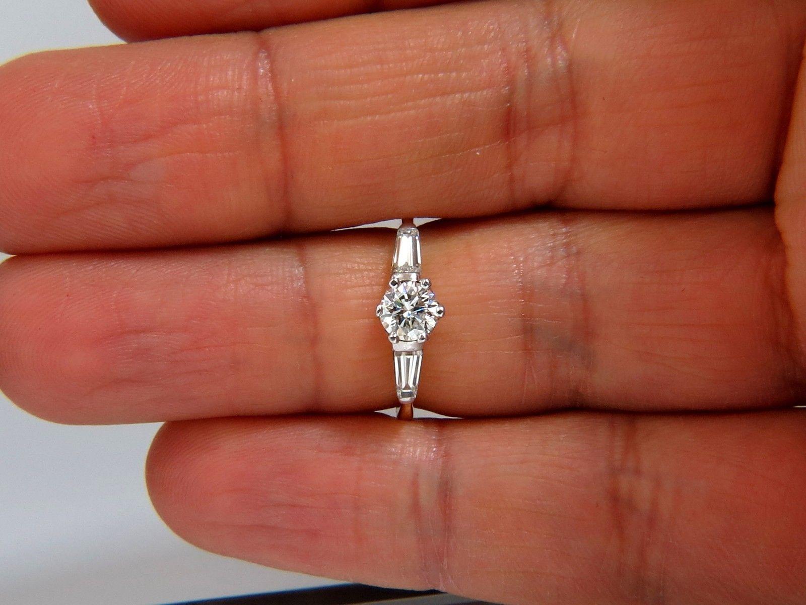 GIA 0,81 Karat Rundschliff Diamant Ring Baguettes 14 Karat H/SI-1 Keine Schwarzer Pfeffer im Angebot 6