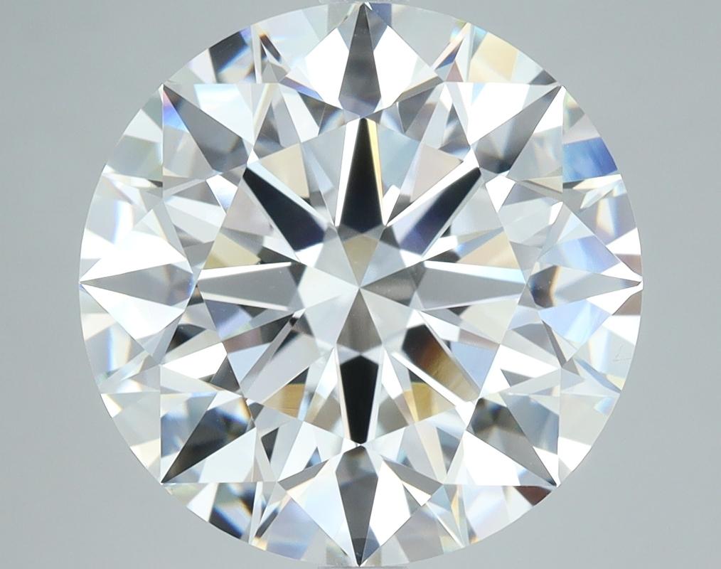 Dal design elegante, questo splendido anello con diamante affascina per le sue caratteristiche notevoli. Al centro di questo gioiello si trova un diamante rotondo mozzafiato G VS2 8,16, tenuto saldamente in una montatura a griffe in rilievo che ne