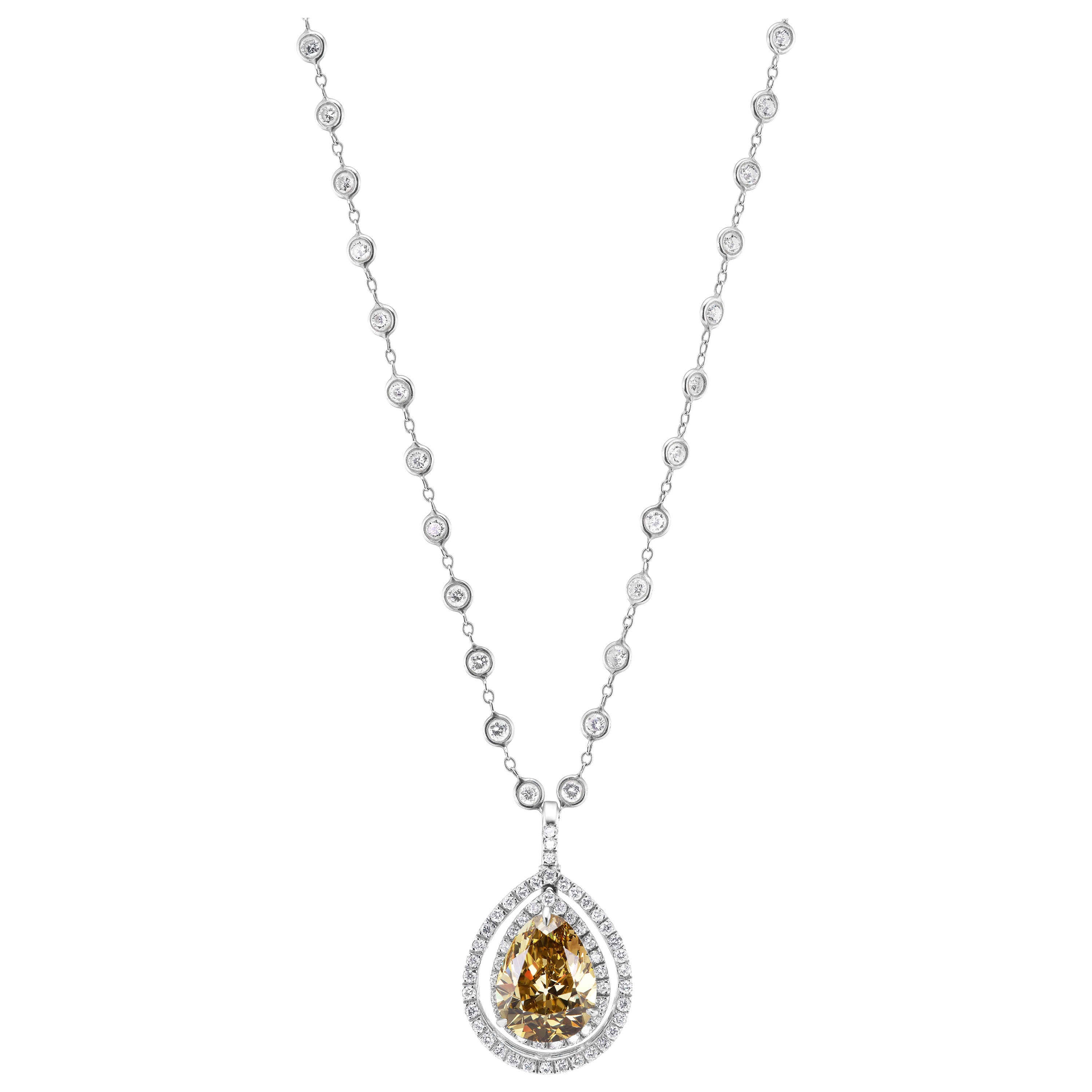 Pendentif en diamant en forme de poire de couleur fantaisie de 8,30 carats certifié GIA