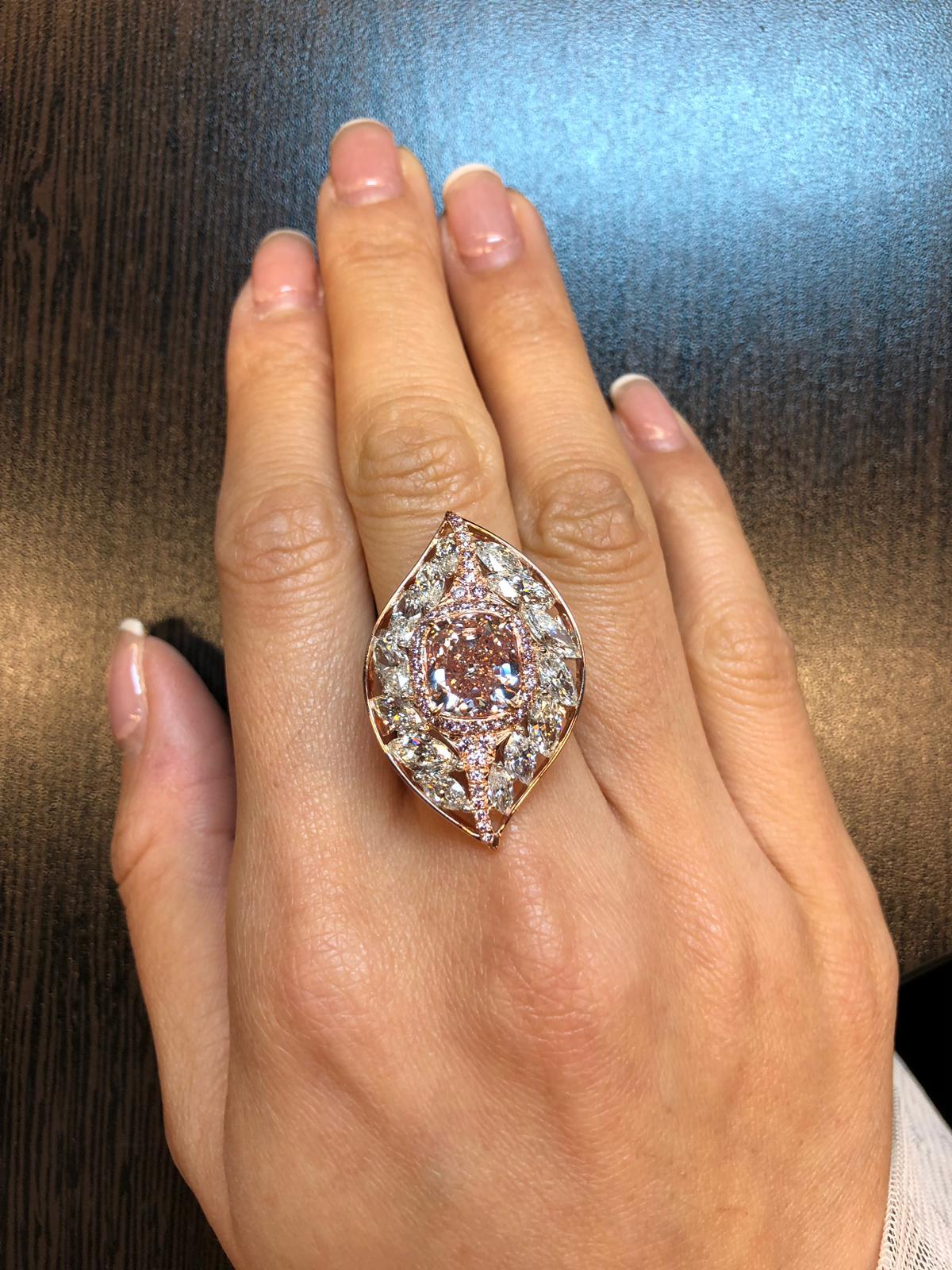 Bague IF en or 18 carats avec diamant taille coussin brillant rose orangé brunâtre fantaisie de 4,10 carats, certifié GIA en vente 2