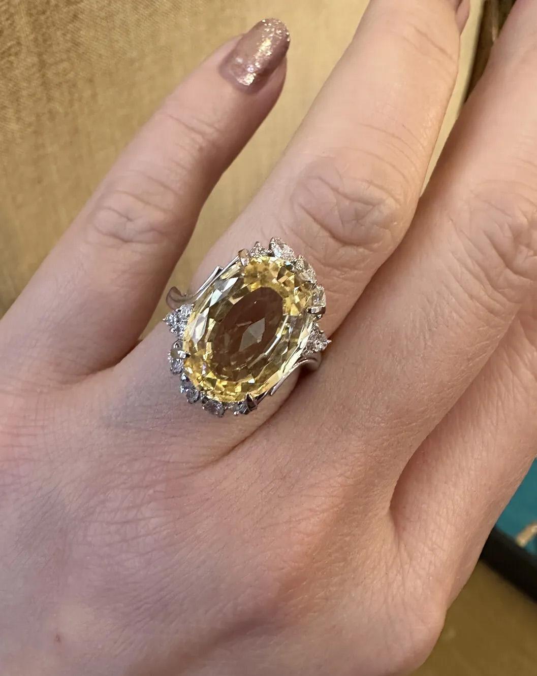 Bague en platine certifiée GIA de 8.72 carats de saphirs jaunes de Ceylan non chauffés et de diamants

La bague en saphir jaune et diamant présente un saphir jaune ovale naturel de 8,72 carats rehaussé de diamants ronds et brillants en forme de