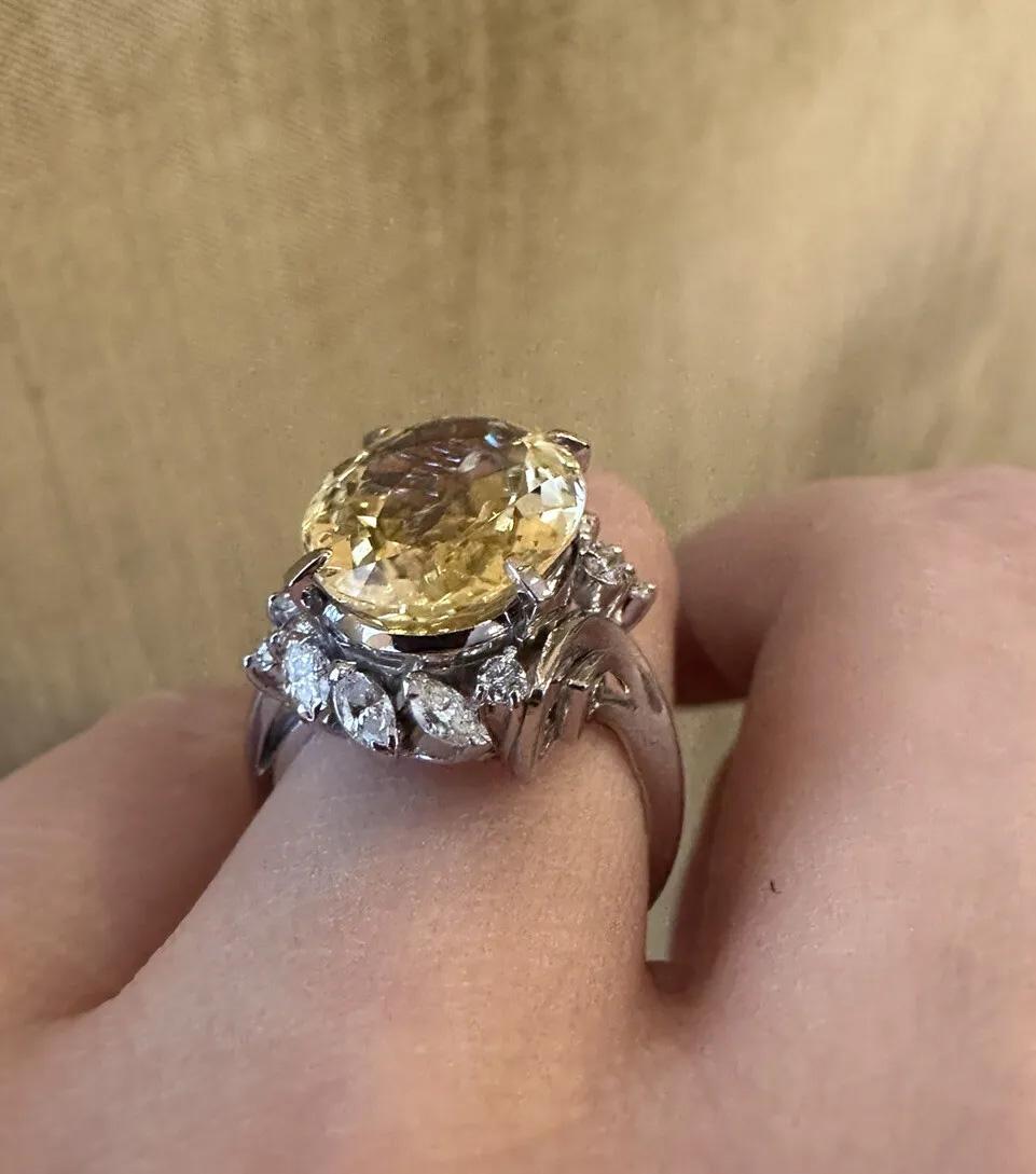 Bague en platine avec saphir jaune de Ceylan non chauffé de 8.72 carats et diamant GIA en vente 3