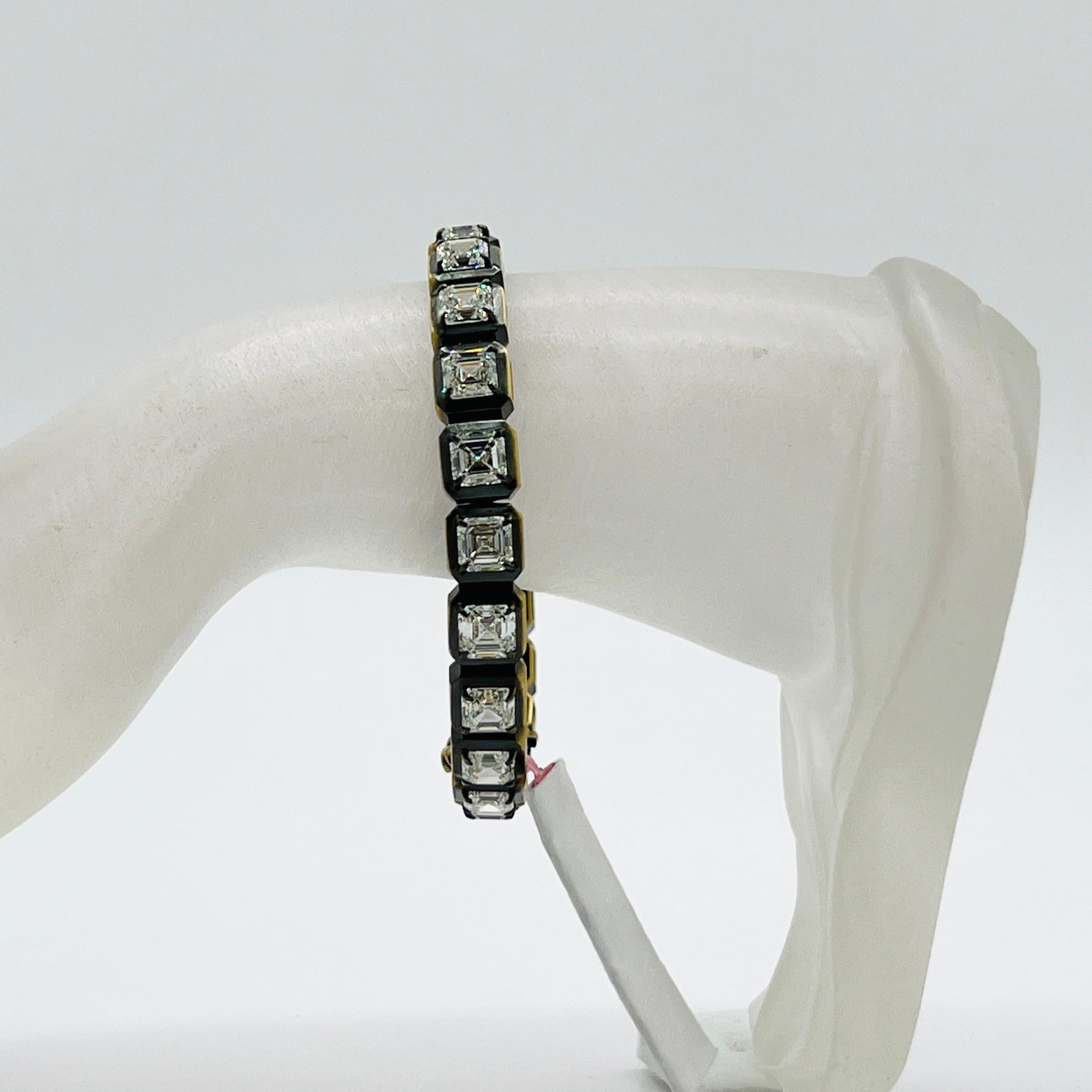 Precioso 20.87 ct. I-J Fl-VS2 diamante blanco talla asscher.  Total de 23 piedras, cada una de 0,90 ct.  Cada piedra va acompañada de un certificado GIA.  Hecha a mano en oro amarillo de 18 quilates y rodio negro.  La longitud es de 7