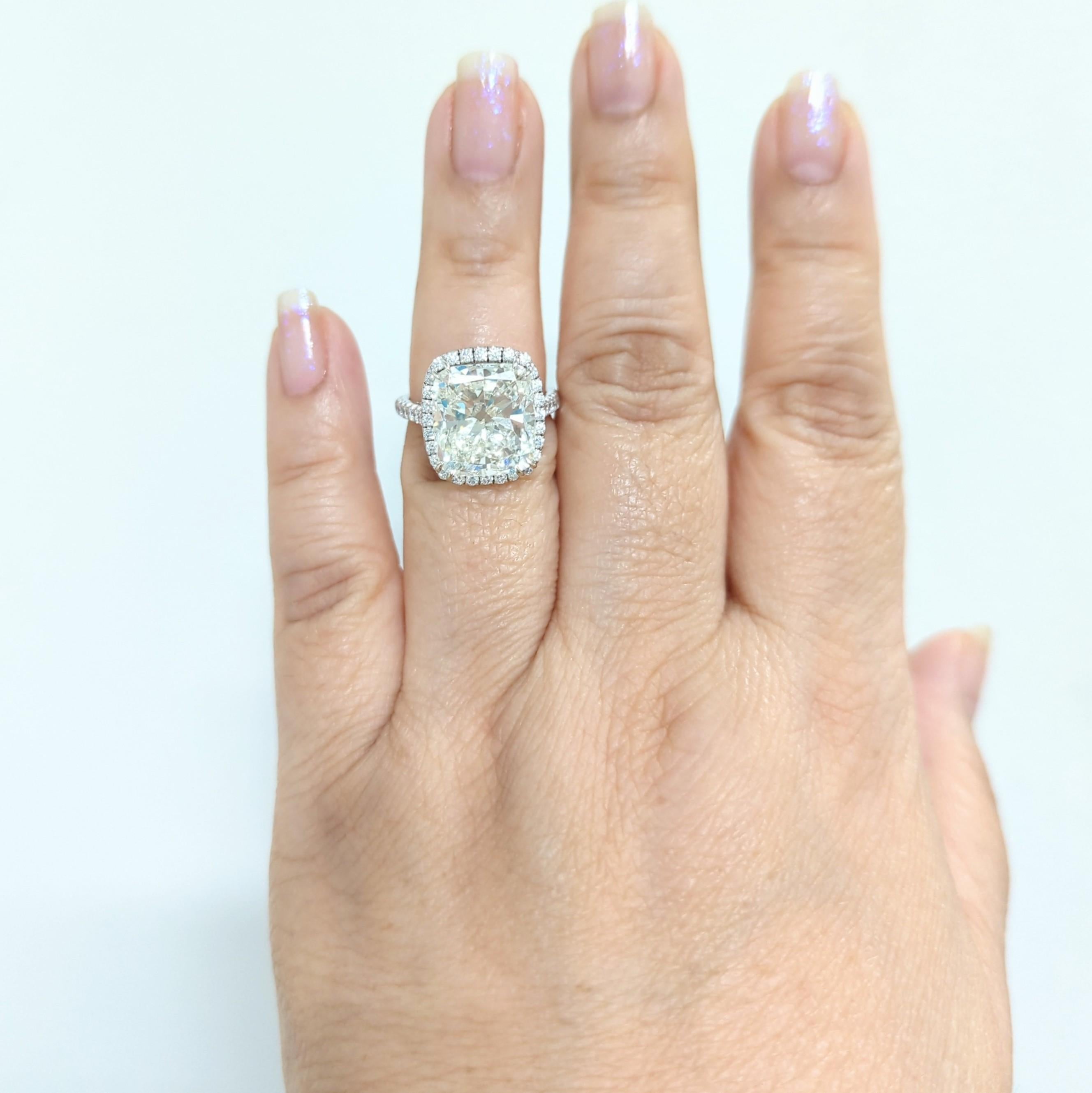 Wunderschöne GIA 9.01 ct. K SI 2 weißes Diamantkissen mit kleineren runden weißen Diamanten guter Qualität.  Handgefertigt aus 18k Weißgold.  Ringgröße 6,75.  Inklusive GIA-Zertifikat.