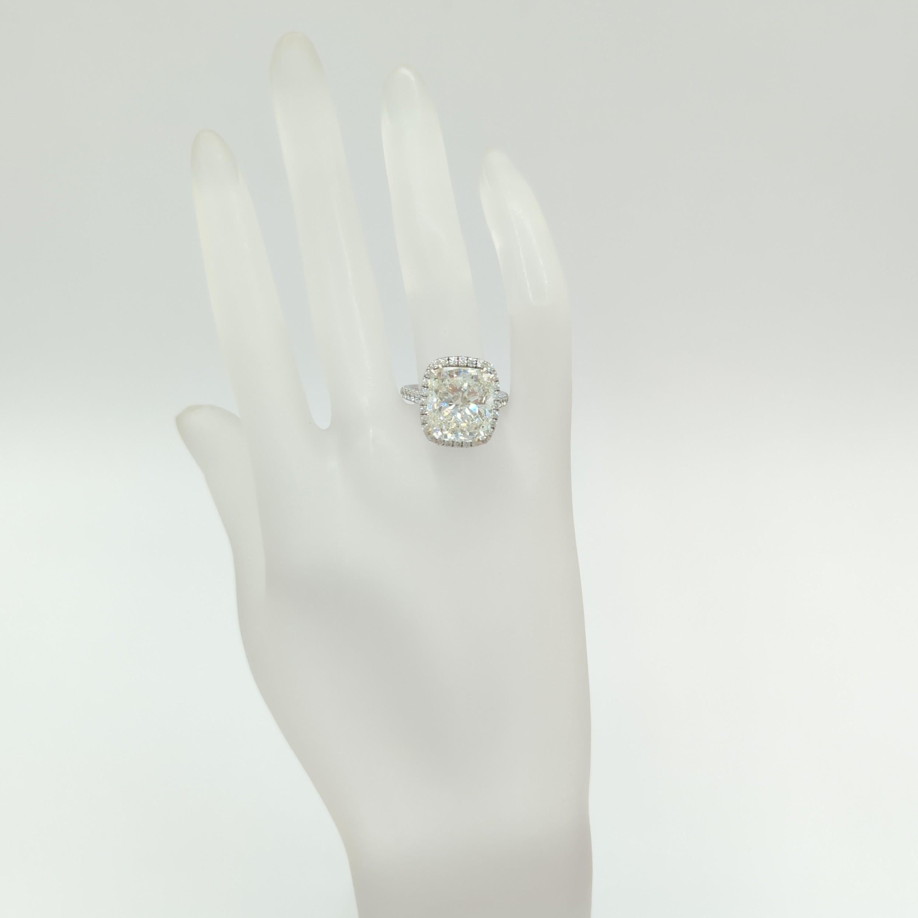 GIA 9,01 ct. K SI2 Solitär-Ring aus 18 Karat Weißgold mit weißem Diamanten im Kissenschliff im Zustand „Neu“ in Los Angeles, CA