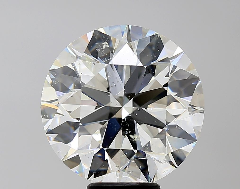 Questo sofisticato anello con diamante è caratterizzato da un sorprendente centro di un diamante rotondo, del peso di 9,02 e con una ricca J e SI2. Realizzato a mano con precisione, l'anello presenta una fascia in oro bianco splendidamente lucidata,