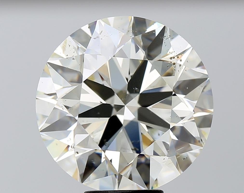 Cette magnifique bague en diamant est ornée d'une superbe pierre centrale ronde, d'un poids impressionnant de 9,06 et d'une pureté sans faille L et SI2. Cette pièce exquise est fabriquée de manière experte en or blanc, offrant un éclat chaud et