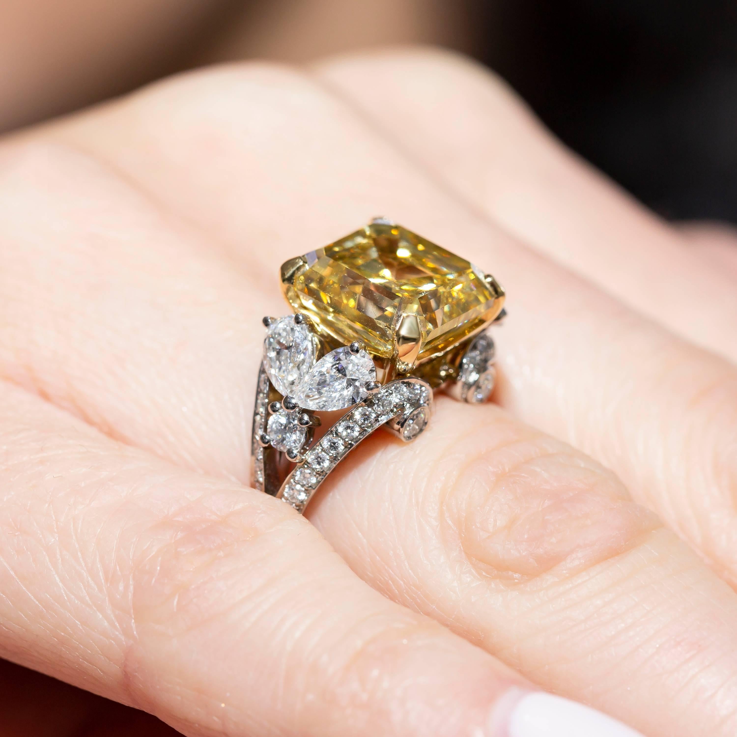 GIA 9,40 Karat Gelber Smaragd Birnenförmiger runder Diamant Platin Smaragd Fancy Ring im Angebot 3